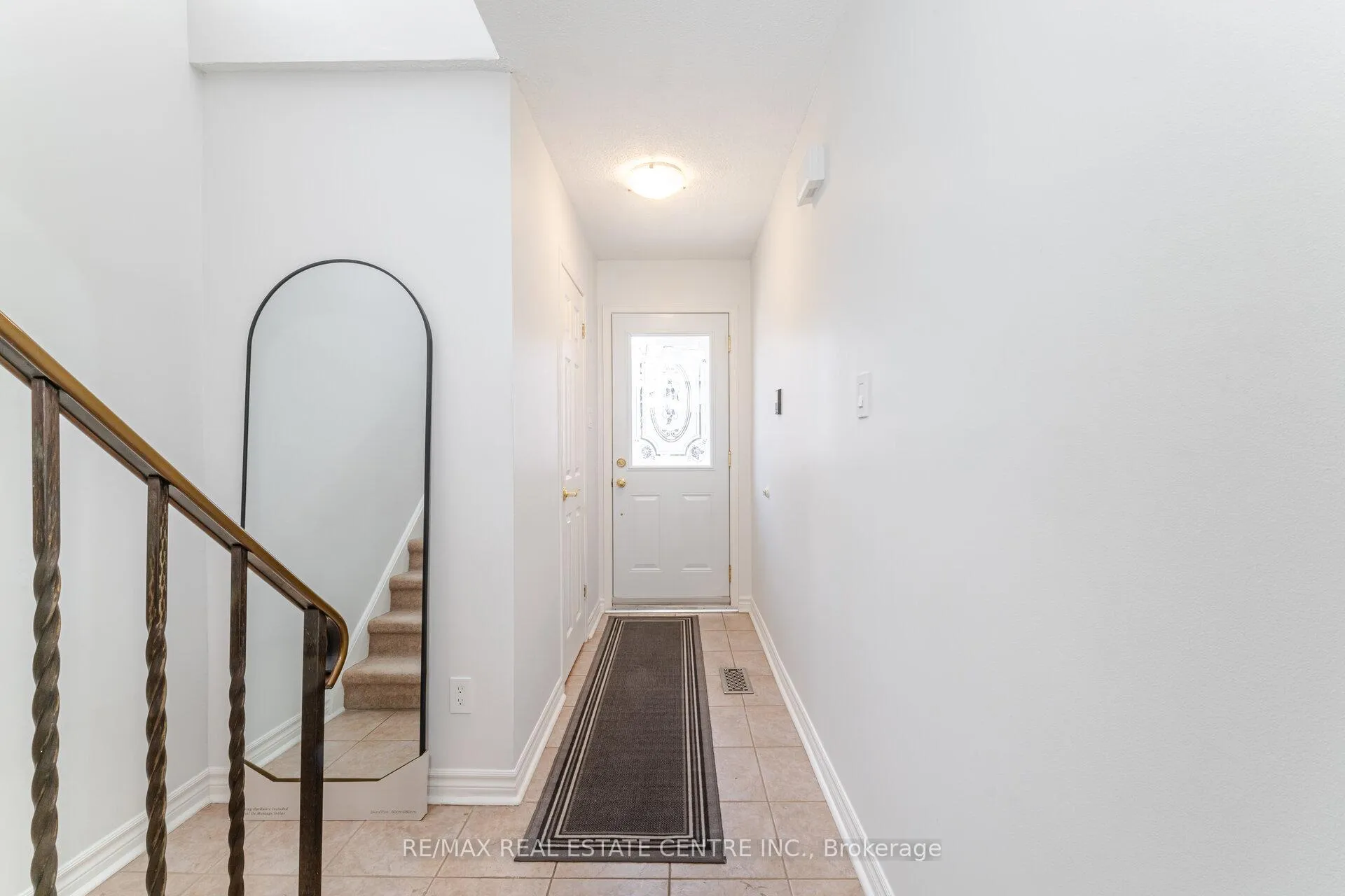Photo 2 of 33 Dawson Crescent, Brampton, Brampton North — HOMEH