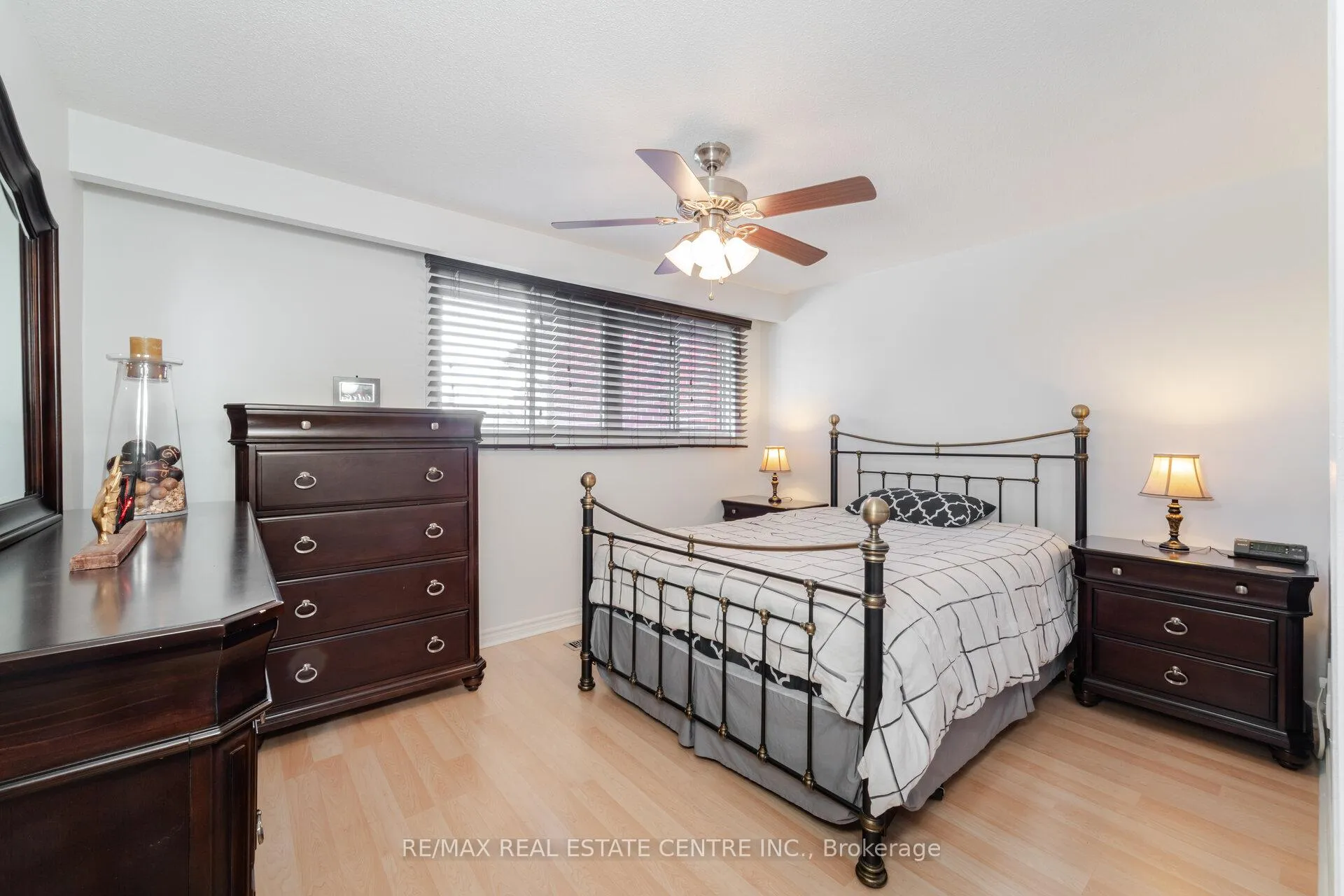 Photo 7 of 33 Dawson Crescent, Brampton, Brampton North — HOMEH