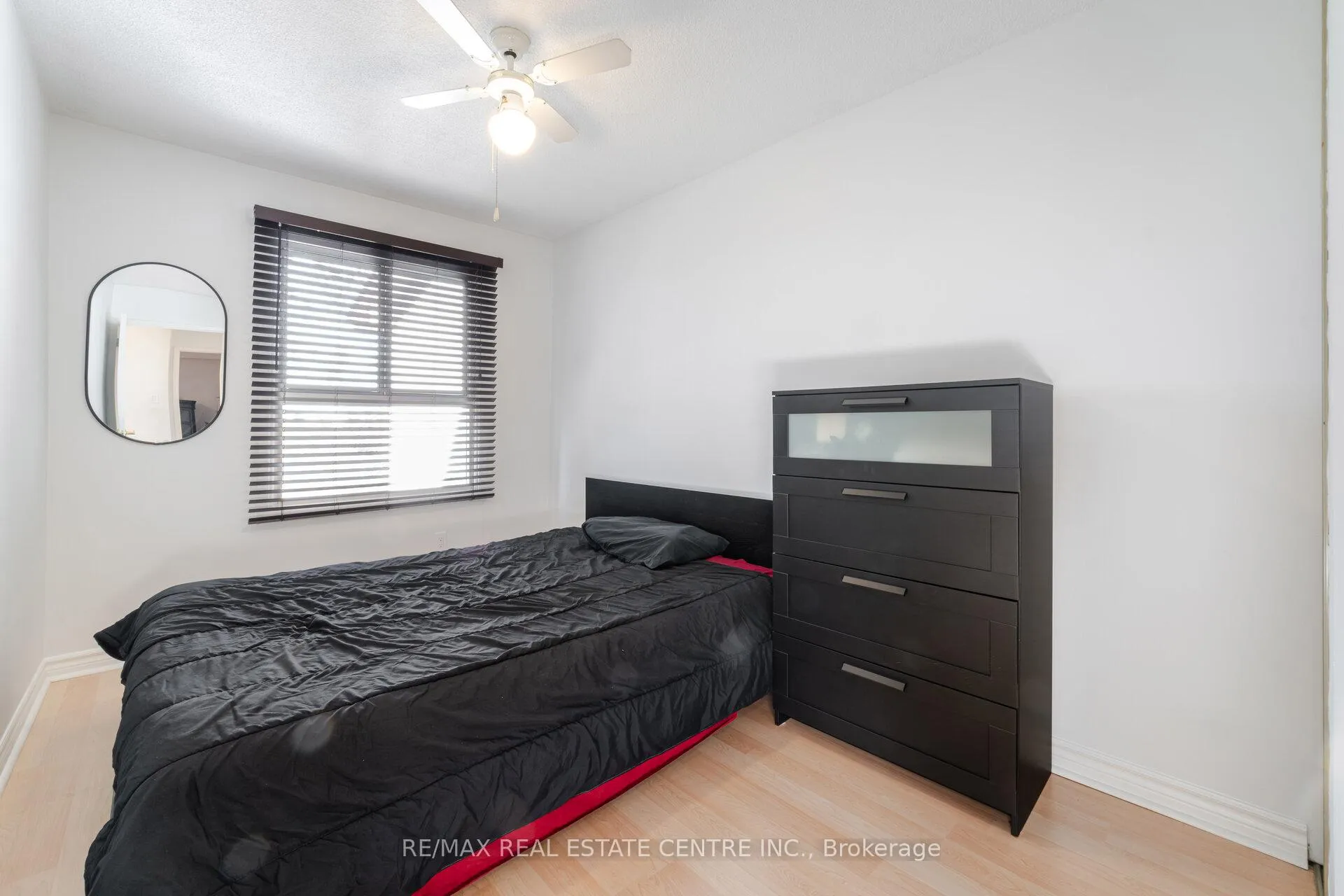 Photo 8 of 33 Dawson Crescent, Brampton, Brampton North — HOMEH