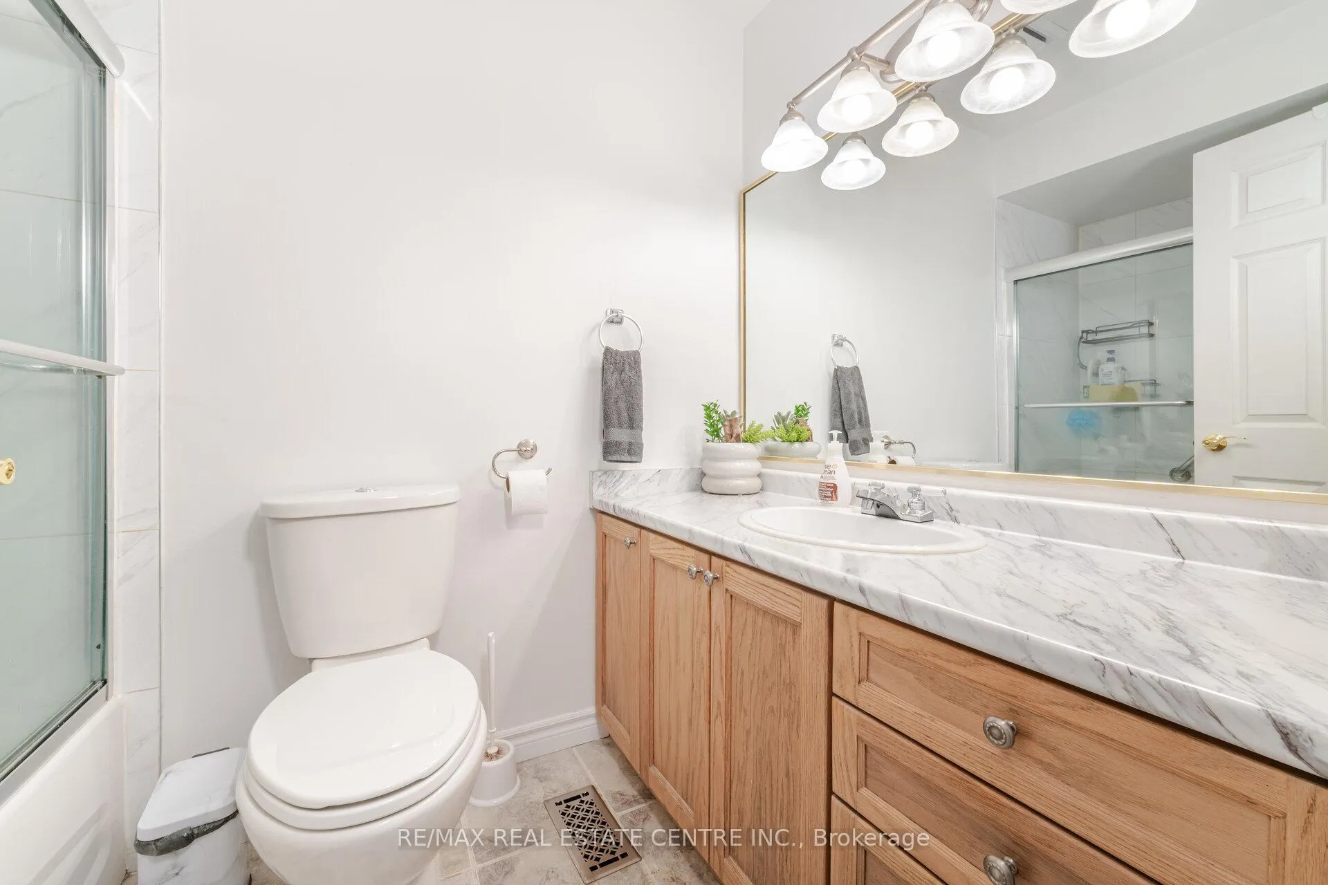 Photo 9 of 33 Dawson Crescent, Brampton, Brampton North — HOMEH