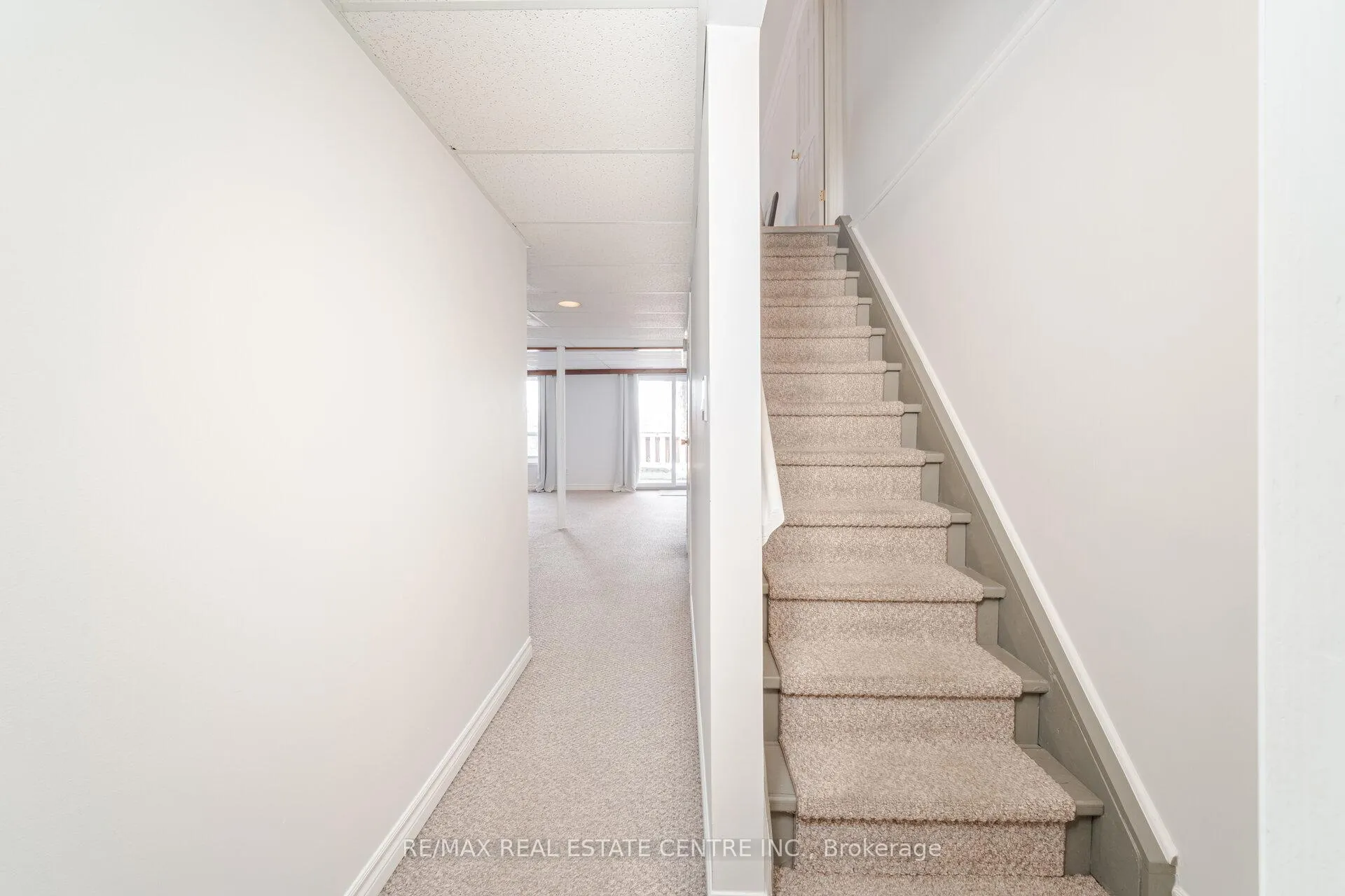 Photo 10 of 33 Dawson Crescent, Brampton, Brampton North — HOMEH