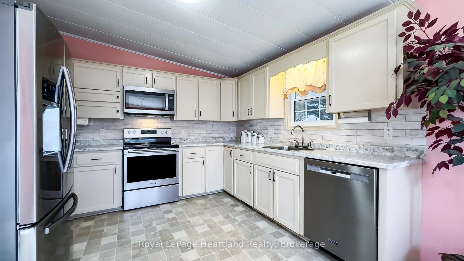 Photo 9 of 30 Algonquin Lane, Ashfield-Colborne-Wawanosh, Colborne Twp — HOMEH