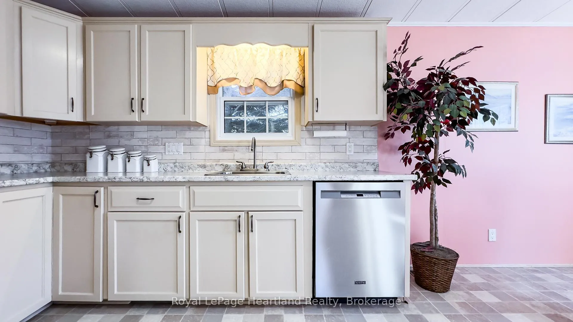 Photo 10 of 30 Algonquin Lane, Ashfield-Colborne-Wawanosh, Colborne Twp — HOMEH