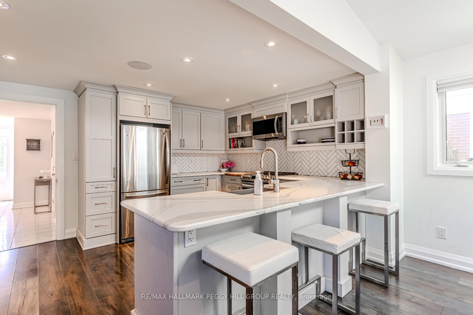 Photo 3 of 10 Jill's Court, Barrie, Grove East — HOMEH