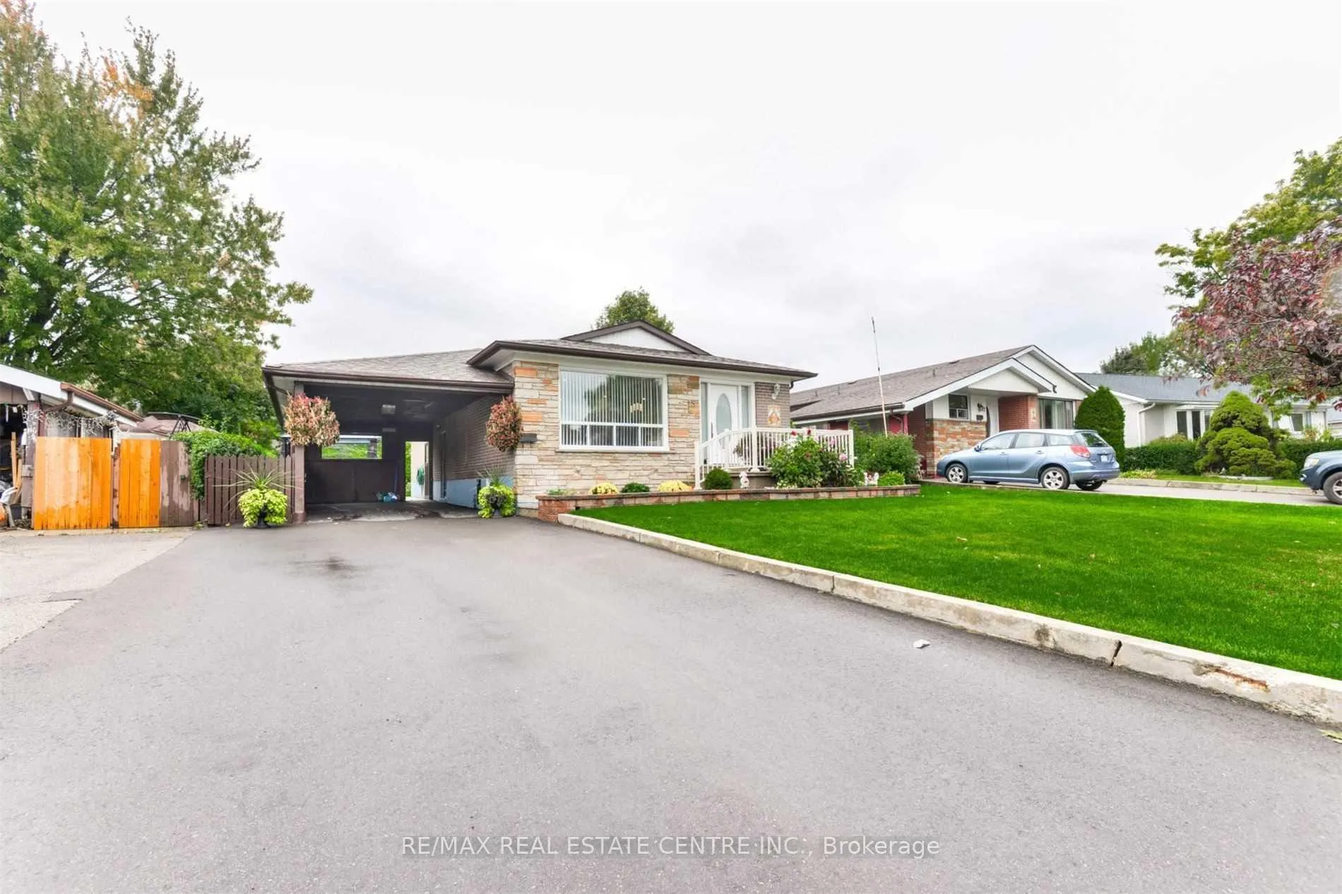 Photo 3 of Unit Main, 15 Northwood Drive, Brampton, Northwood Park — HOMEH