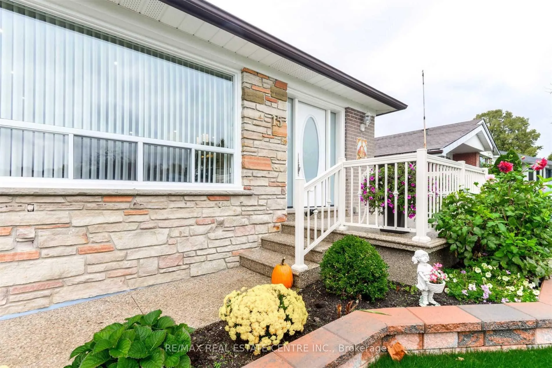 Photo 4 of Unit Main, 15 Northwood Drive, Brampton, Northwood Park — HOMEH