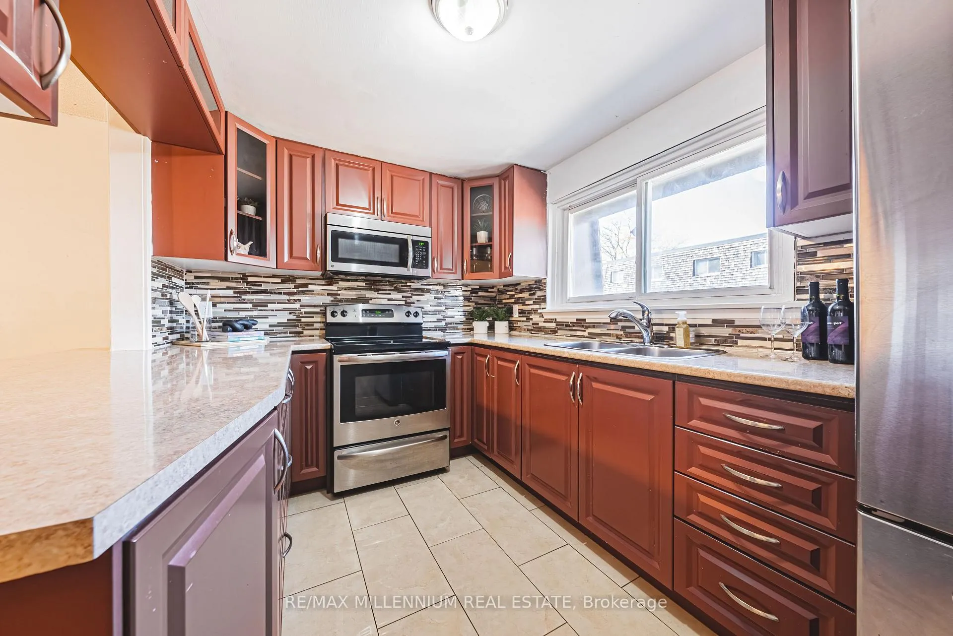 Photo 15 of 55 Briar Path, Brampton, Avondale — HOMEH