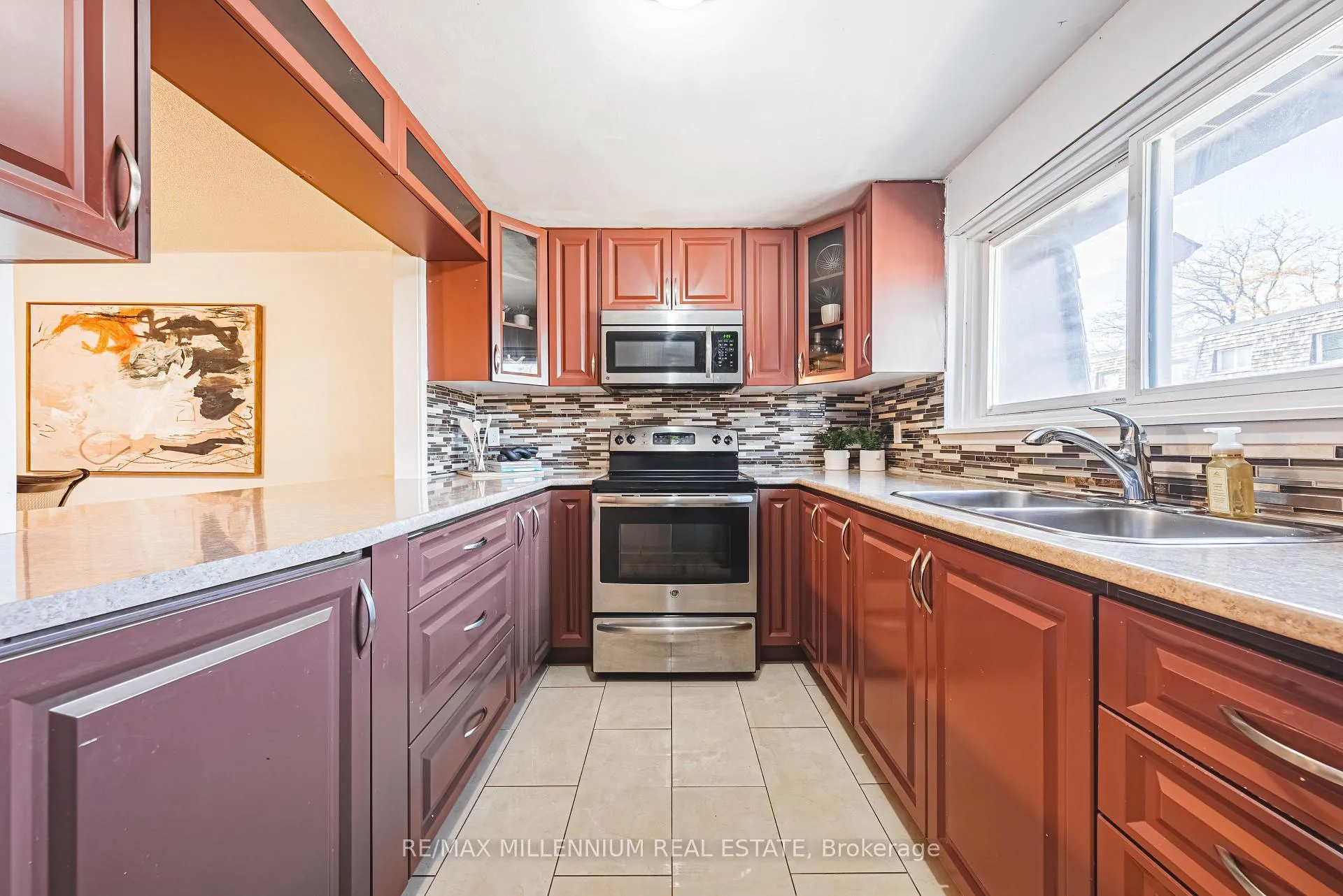 Photo 17 of 55 Briar Path, Brampton, Avondale — HOMEH