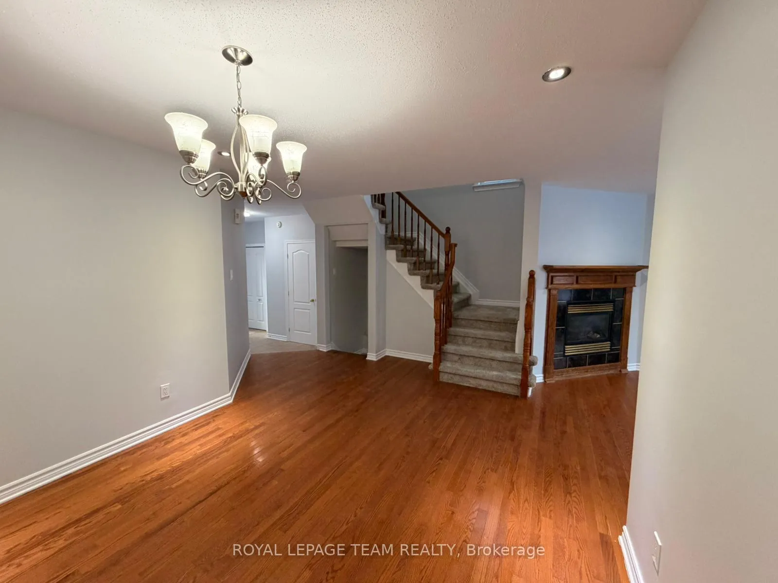 Photo 8 of 21 Cresthaven Drive, Ottawa, Barrhaven East — HOMEH