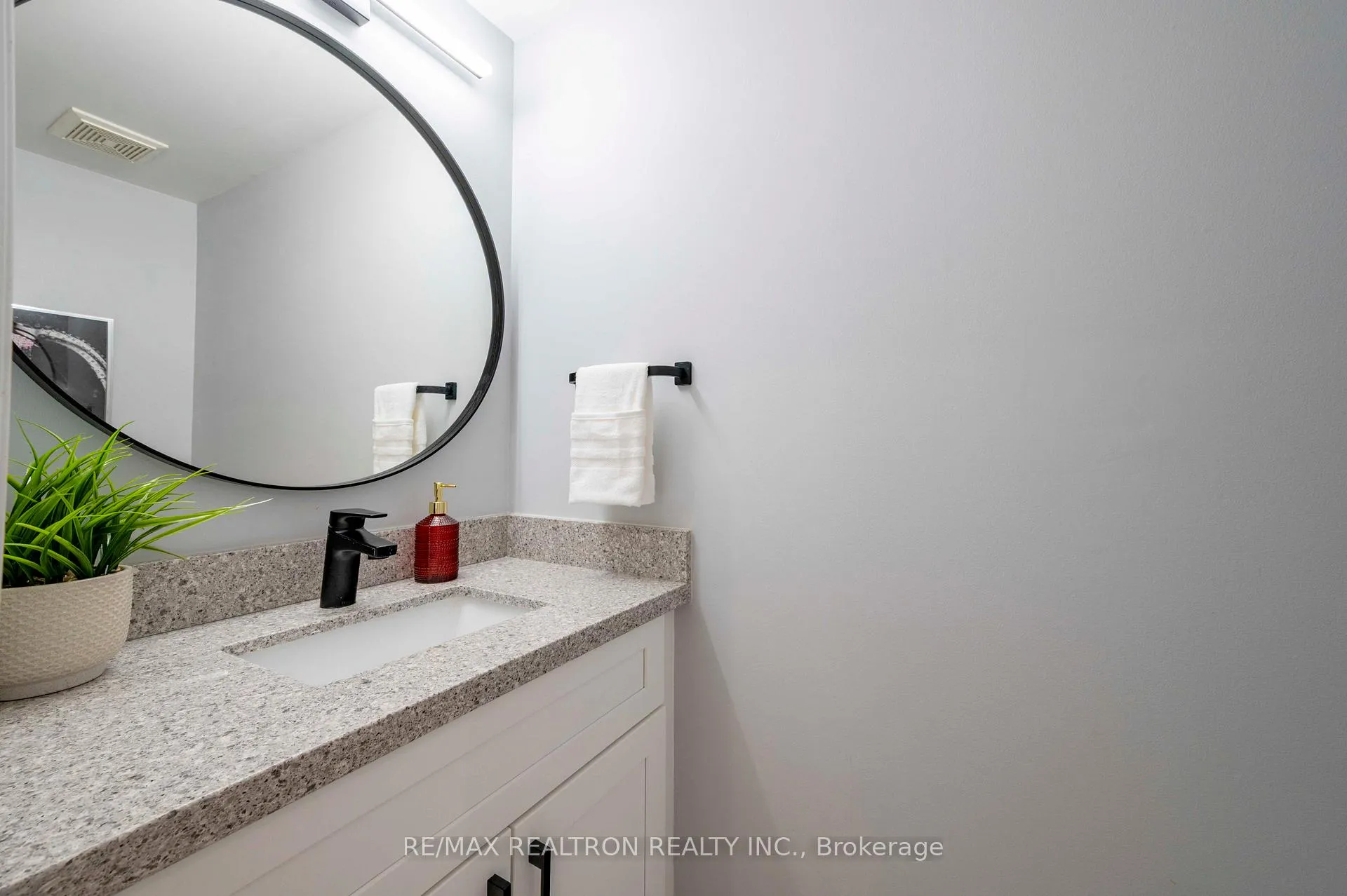 Photo 9 of 25 Pennefather Lane, Ajax, Central — HOMEH