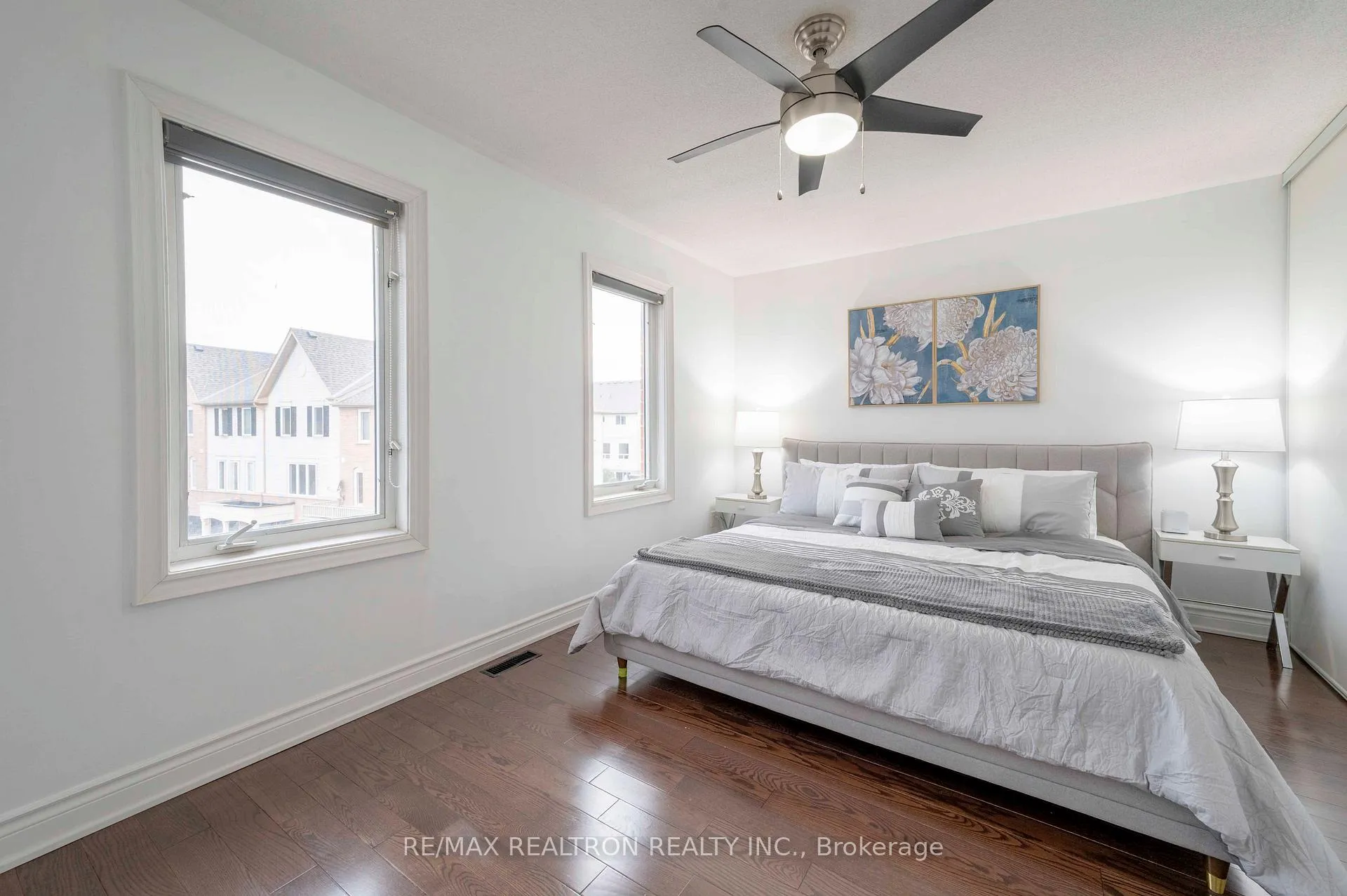 Photo 15 of 25 Pennefather Lane, Ajax, Central — HOMEH