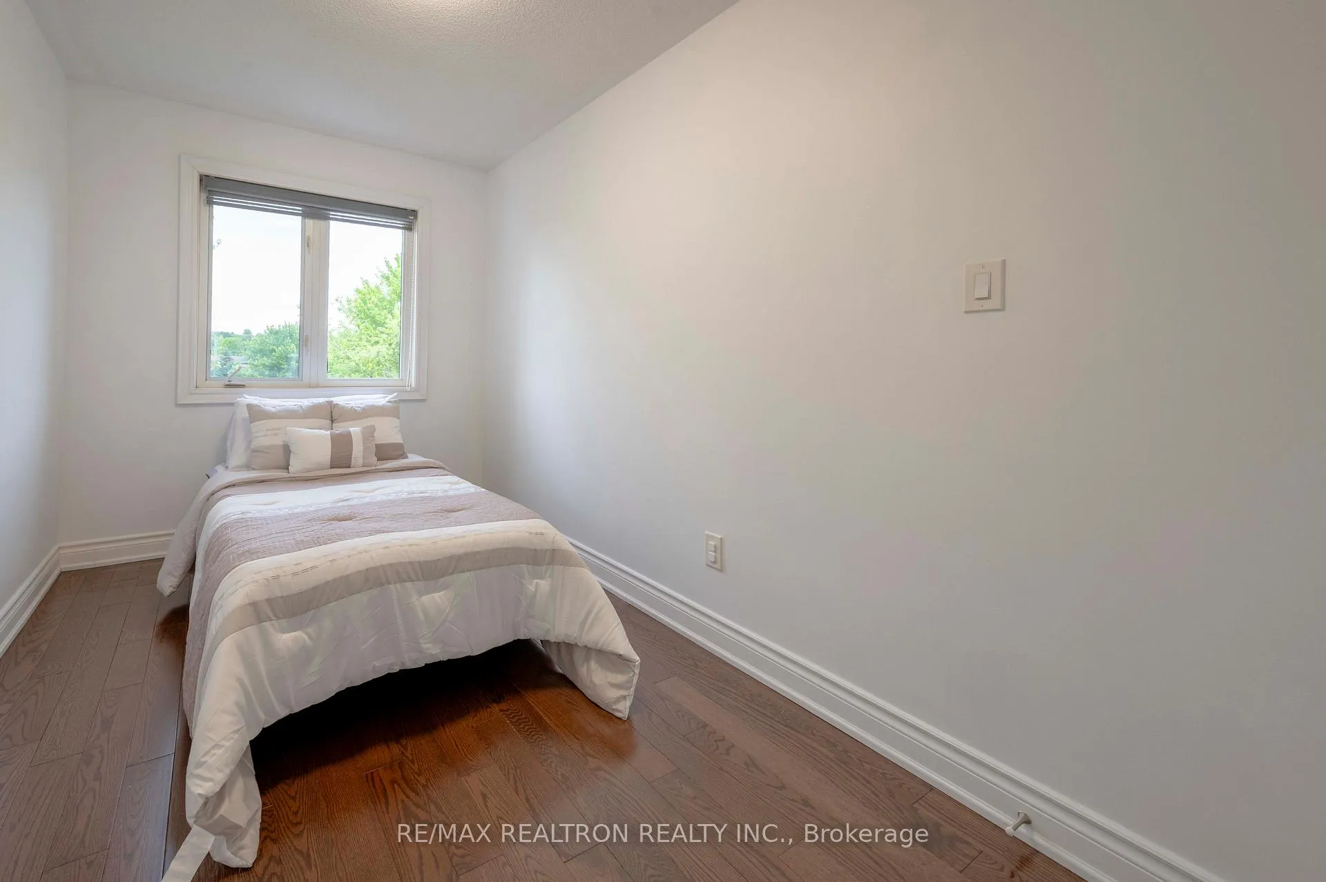 Photo 21 of 25 Pennefather Lane, Ajax, Central — HOMEH