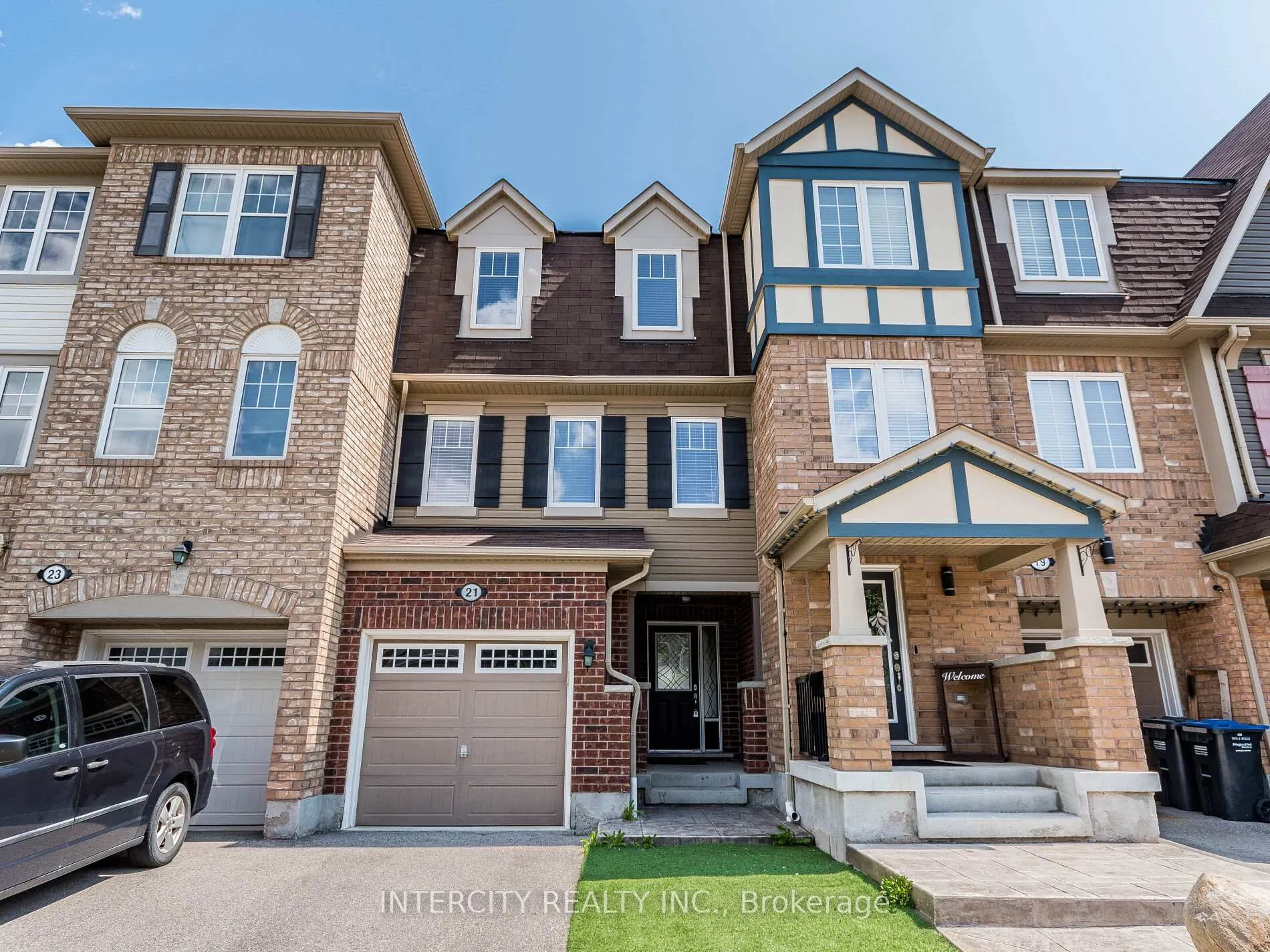 Photo 1 of 21 Vanhorne Close, Brampton, Brampton North — HOMEH