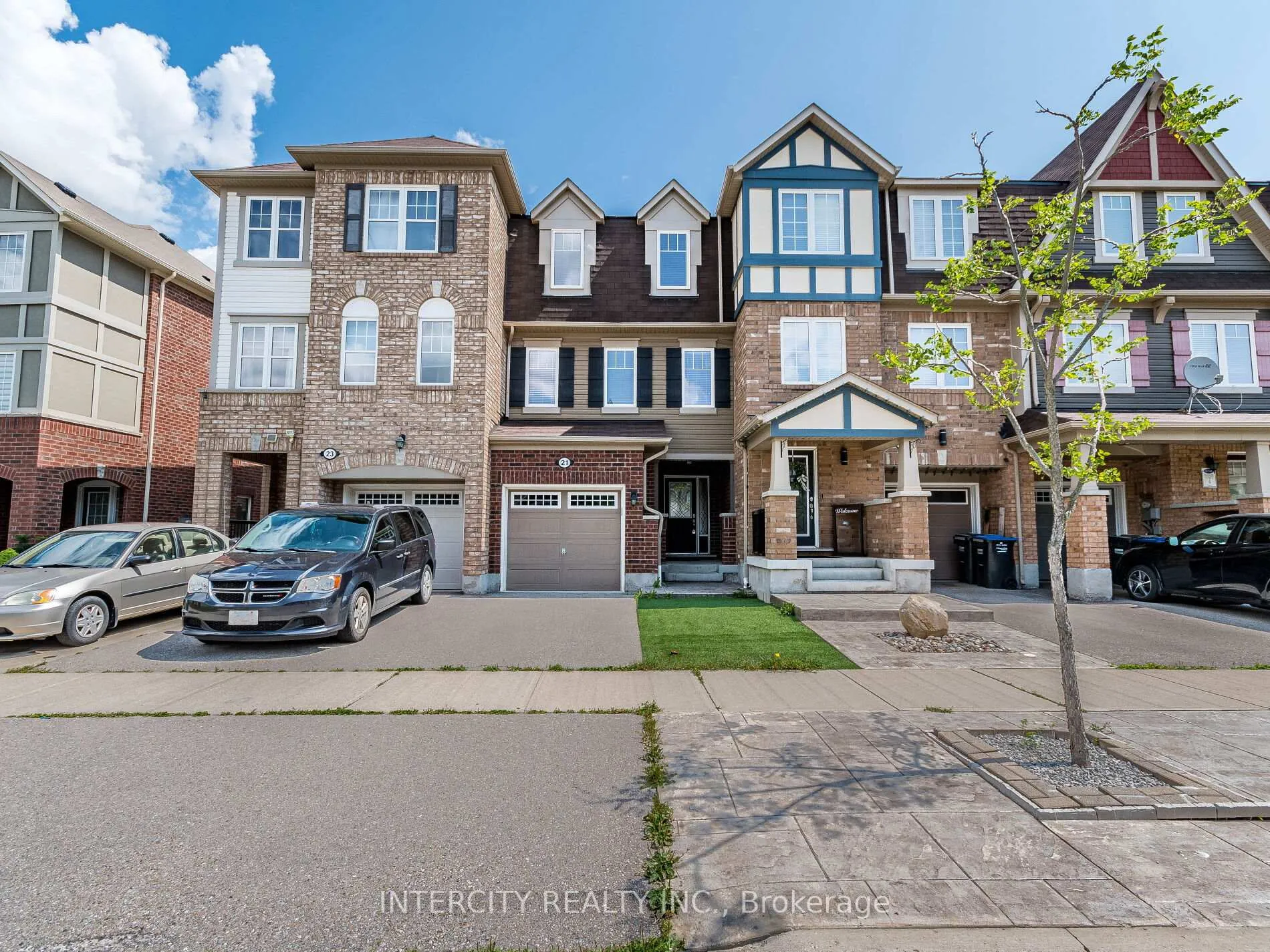 Photo 2 of 21 Vanhorne Close, Brampton, Brampton North — HOMEH