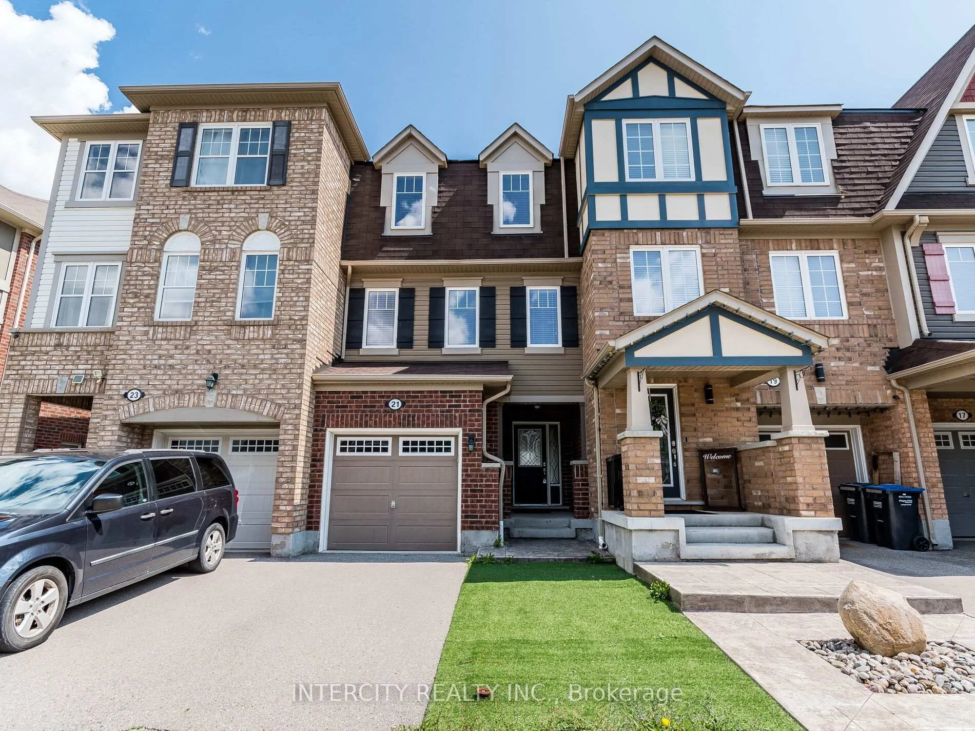 Photo 3 of 21 Vanhorne Close, Brampton, Brampton North — HOMEH