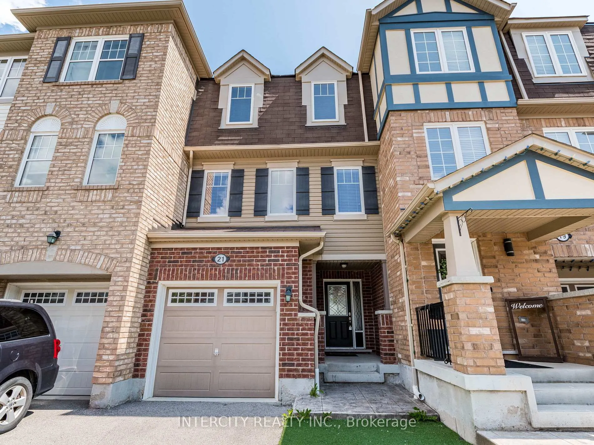 Photo 4 of 21 Vanhorne Close, Brampton, Brampton North — HOMEH