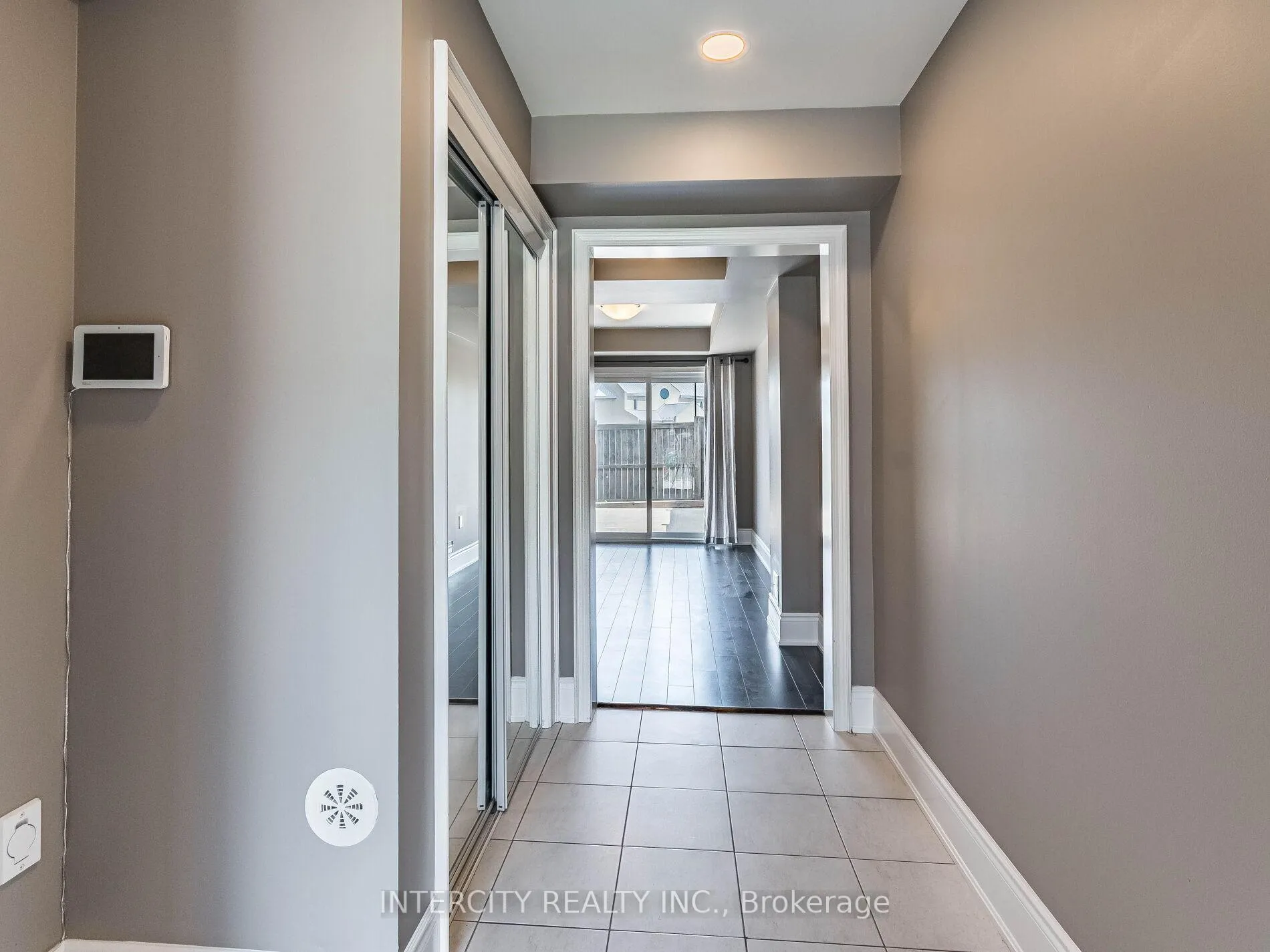 Photo 7 of 21 Vanhorne Close, Brampton, Brampton North — HOMEH