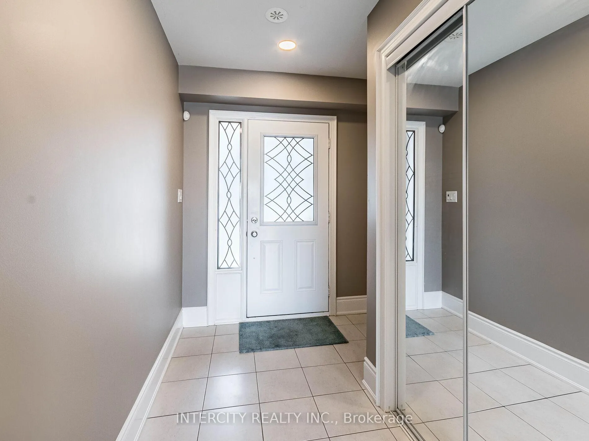 Photo 8 of 21 Vanhorne Close, Brampton, Brampton North — HOMEH