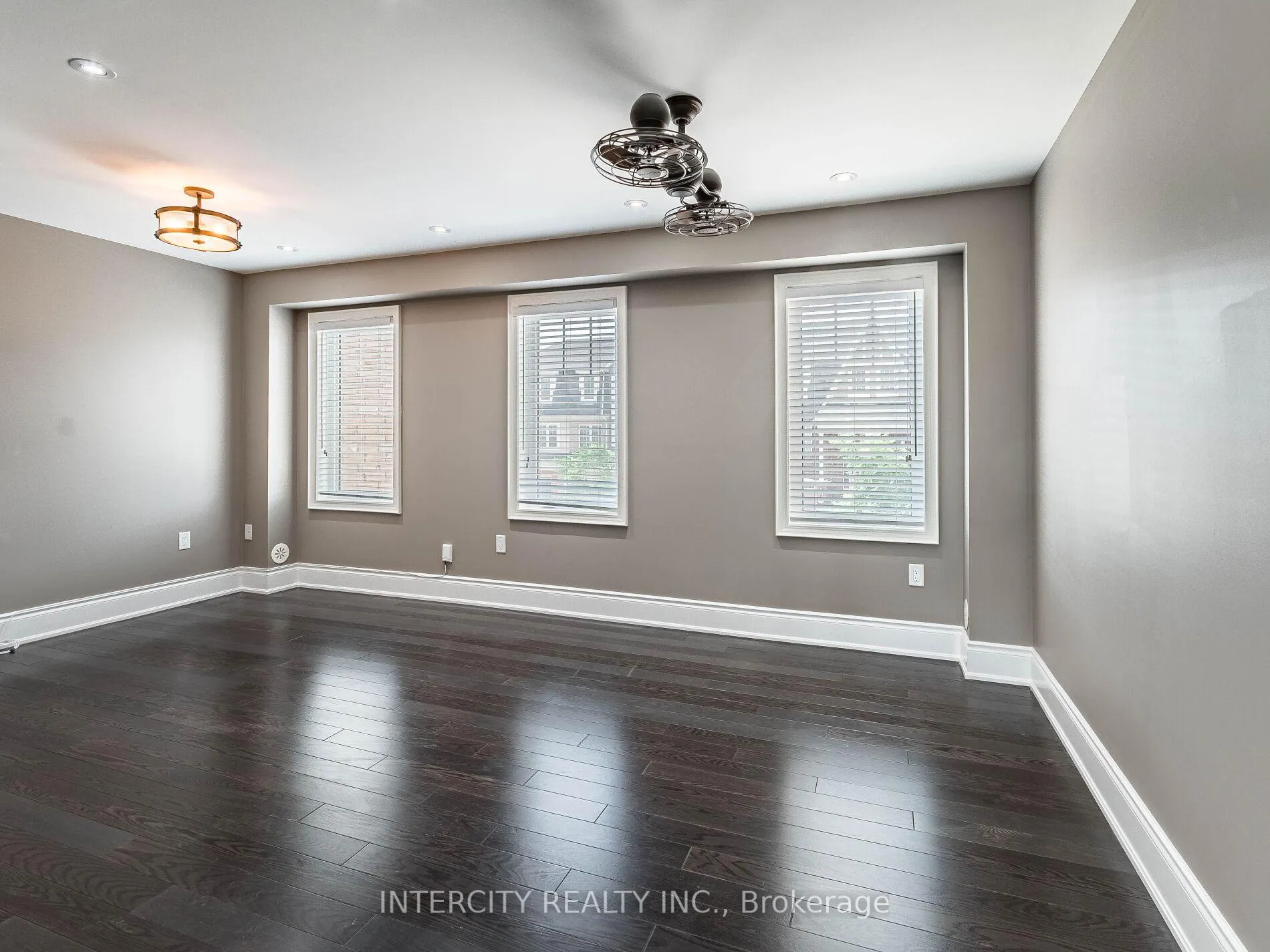 Photo 9 of 21 Vanhorne Close, Brampton, Brampton North — HOMEH