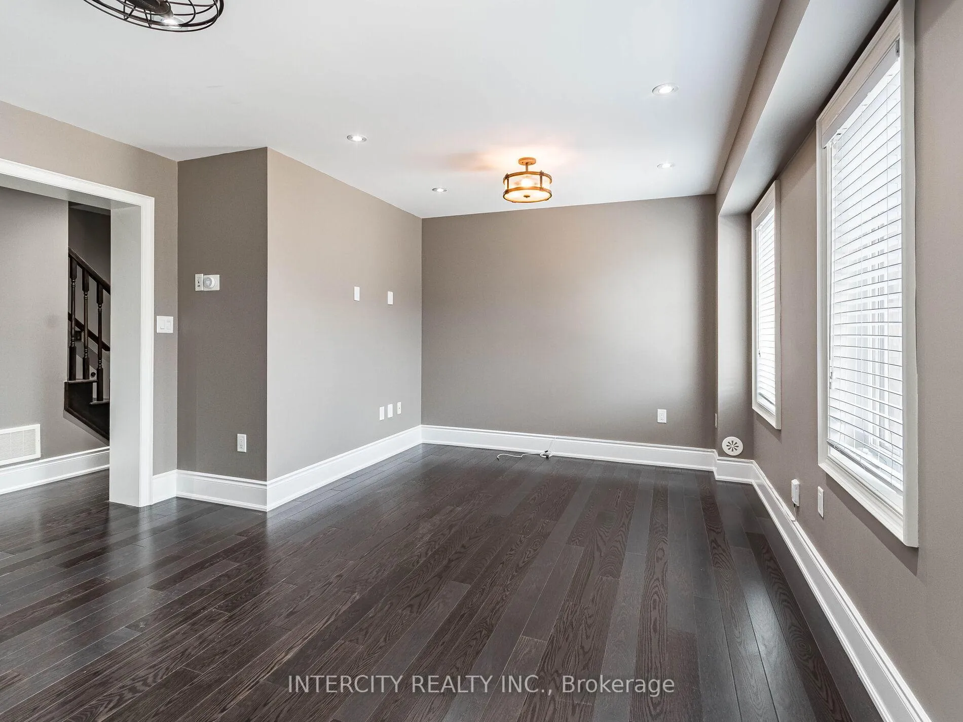 Photo 10 of 21 Vanhorne Close, Brampton, Brampton North — HOMEH