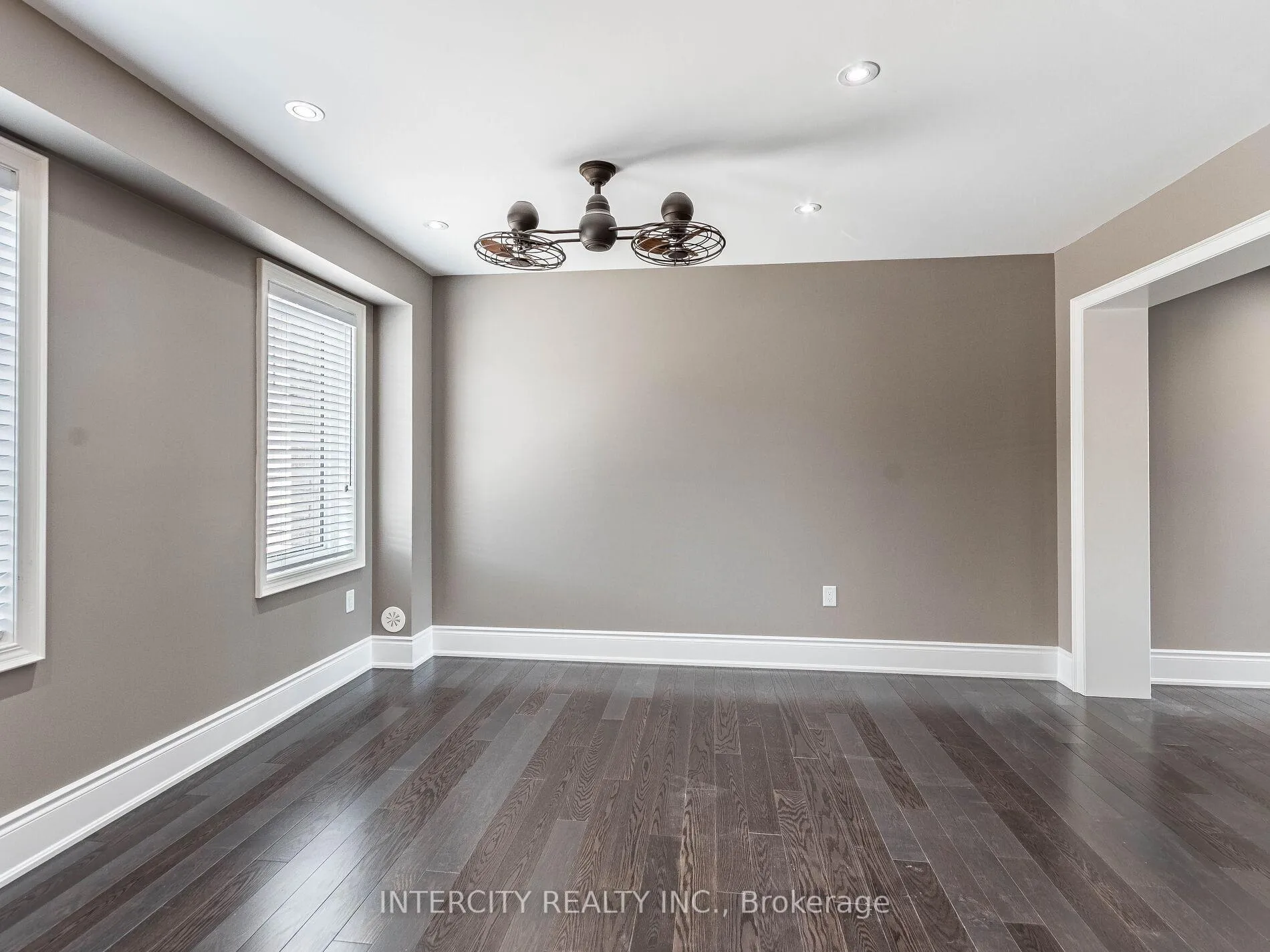 Photo 12 of 21 Vanhorne Close, Brampton, Brampton North — HOMEH