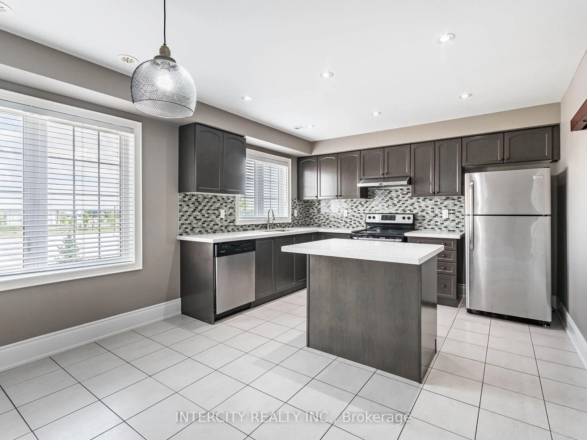 Photo 15 of 21 Vanhorne Close, Brampton, Brampton North — HOMEH