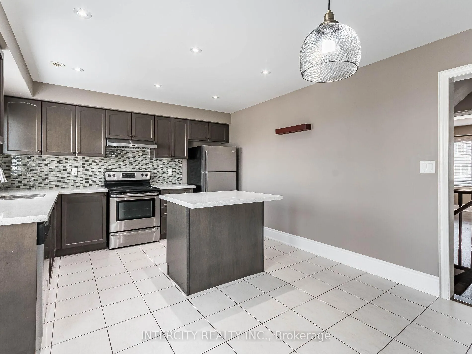 Photo 16 of 21 Vanhorne Close, Brampton, Brampton North — HOMEH