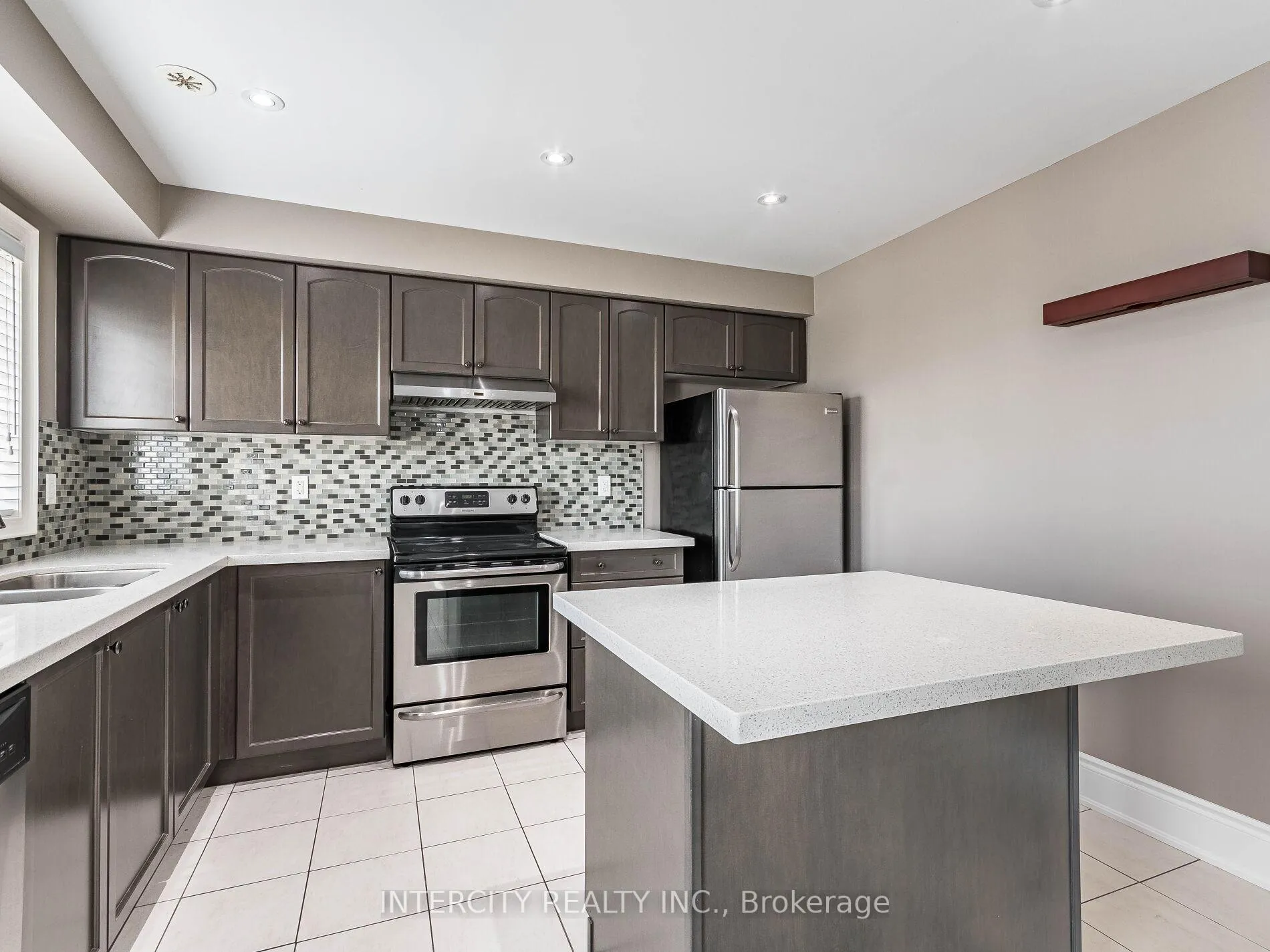 Photo 17 of 21 Vanhorne Close, Brampton, Brampton North — HOMEH
