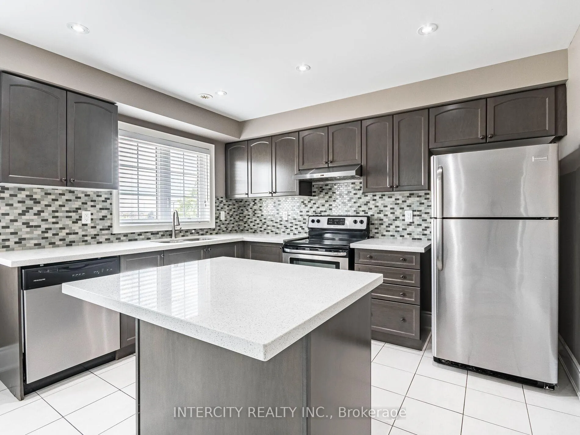 Photo 18 of 21 Vanhorne Close, Brampton, Brampton North — HOMEH