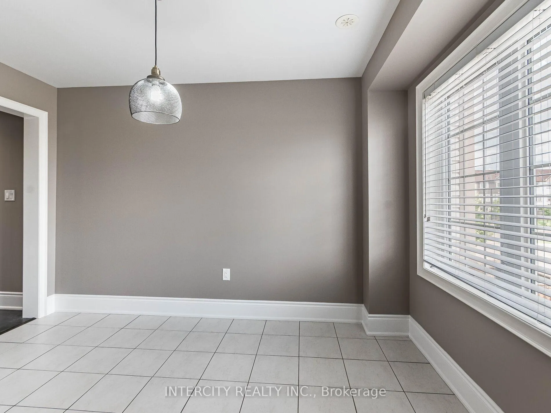 Photo 20 of 21 Vanhorne Close, Brampton, Brampton North — HOMEH
