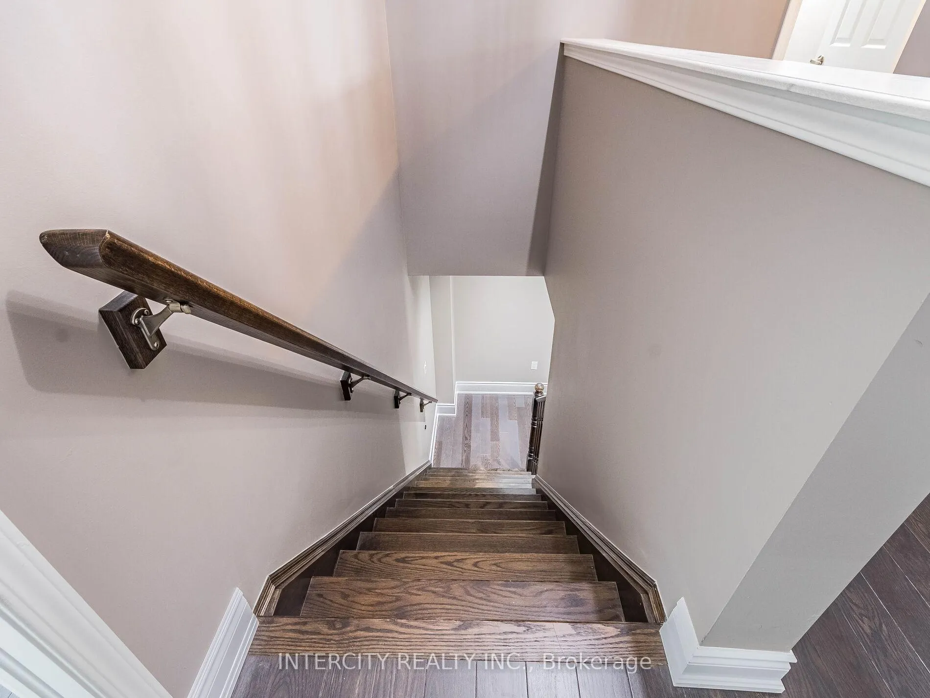Photo 35 of 21 Vanhorne Close, Brampton, Brampton North — HOMEH