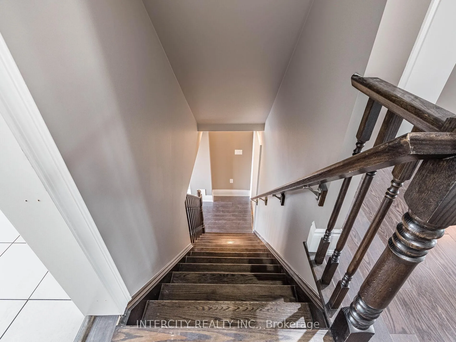 Photo 37 of 21 Vanhorne Close, Brampton, Brampton North — HOMEH