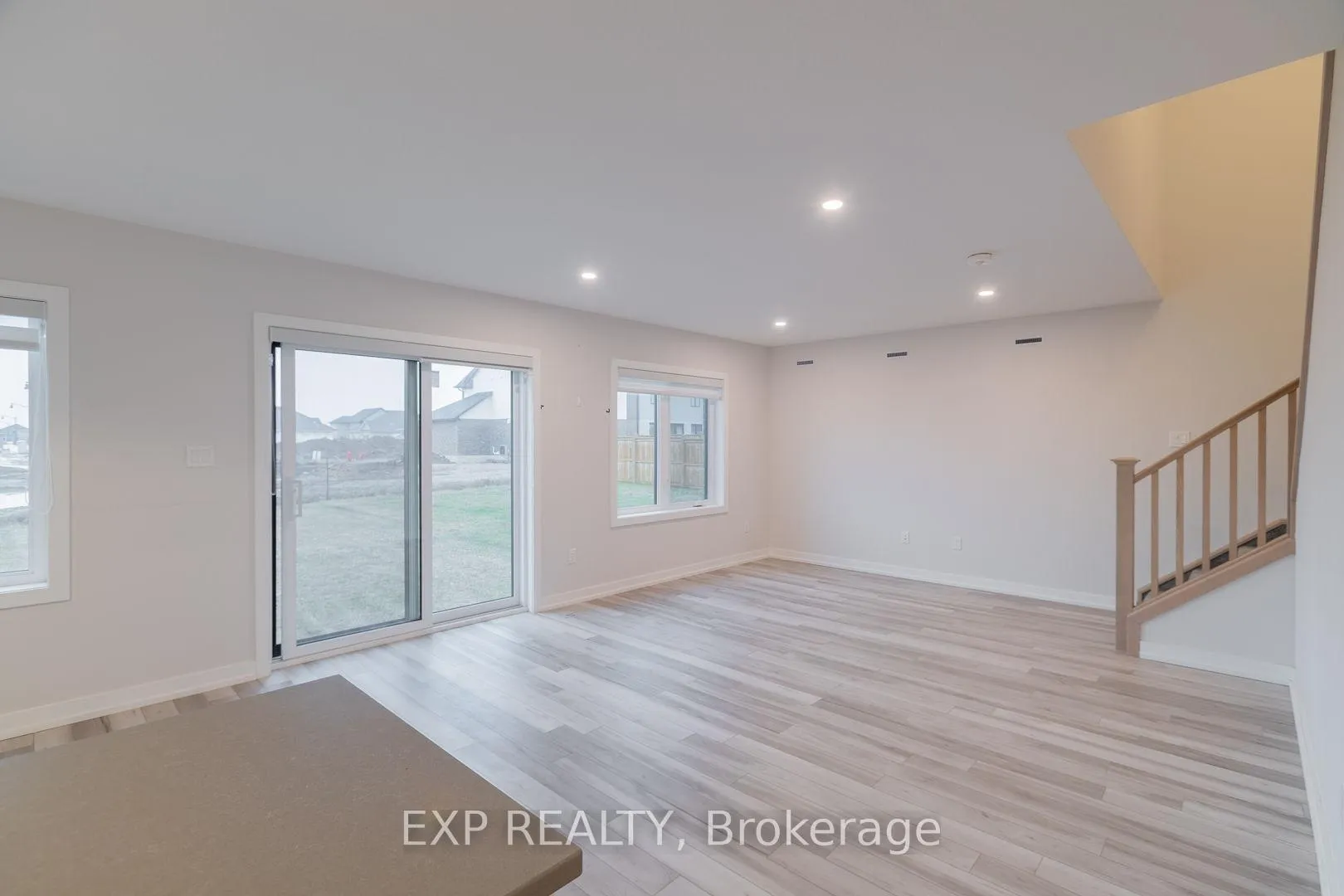 Photo 6 of 150 Empire Parkway, St. Thomas — HOMEH