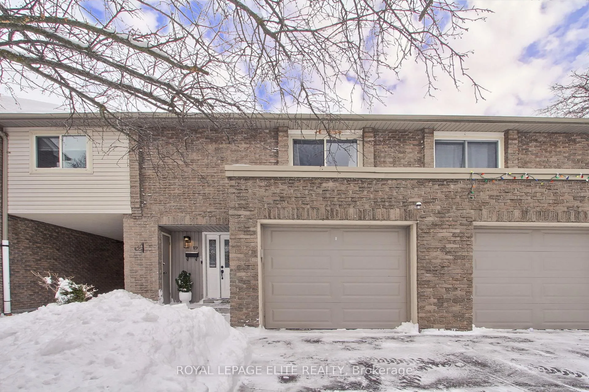 Photo 1 of 19 Lindisfarne Way, Markham, Markham Village — HOMEH