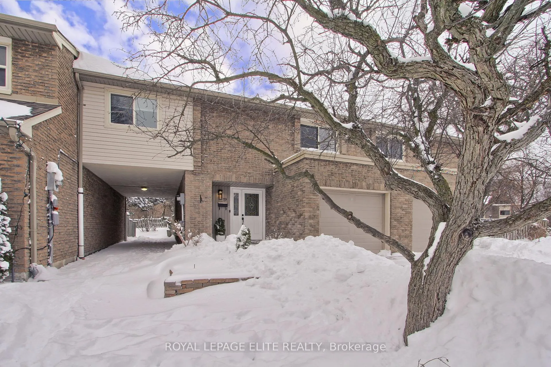 Photo 2 of 19 Lindisfarne Way, Markham, Markham Village — HOMEH