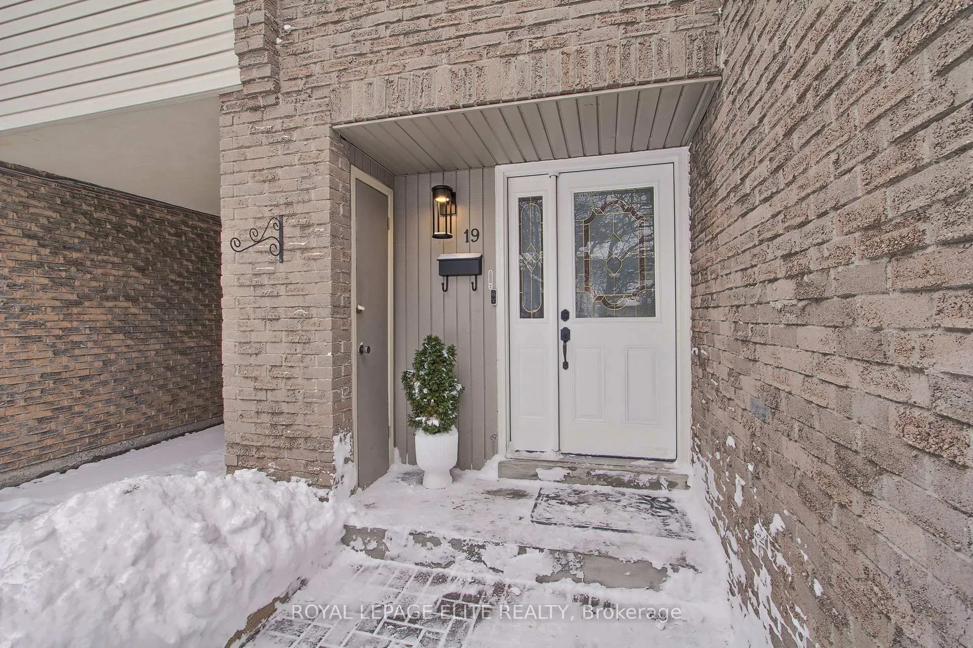 Photo 3 of 19 Lindisfarne Way, Markham, Markham Village — HOMEH