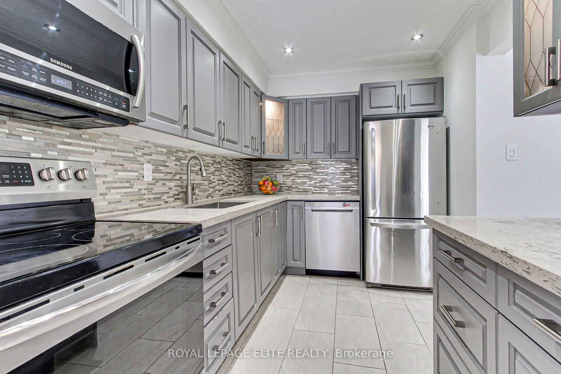 Photo 12 of 19 Lindisfarne Way, Markham, Markham Village — HOMEH