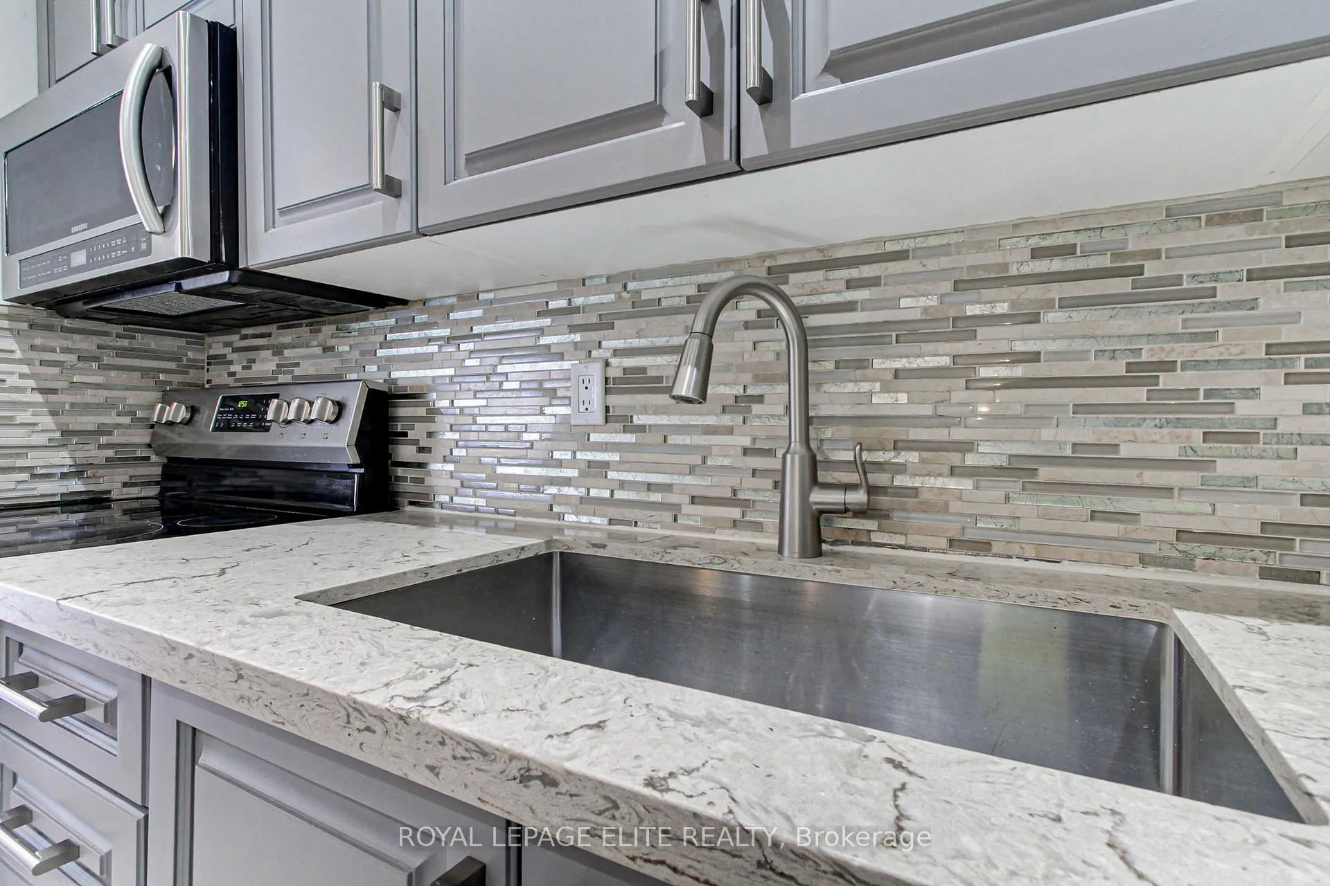 Photo 14 of 19 Lindisfarne Way, Markham, Markham Village — HOMEH