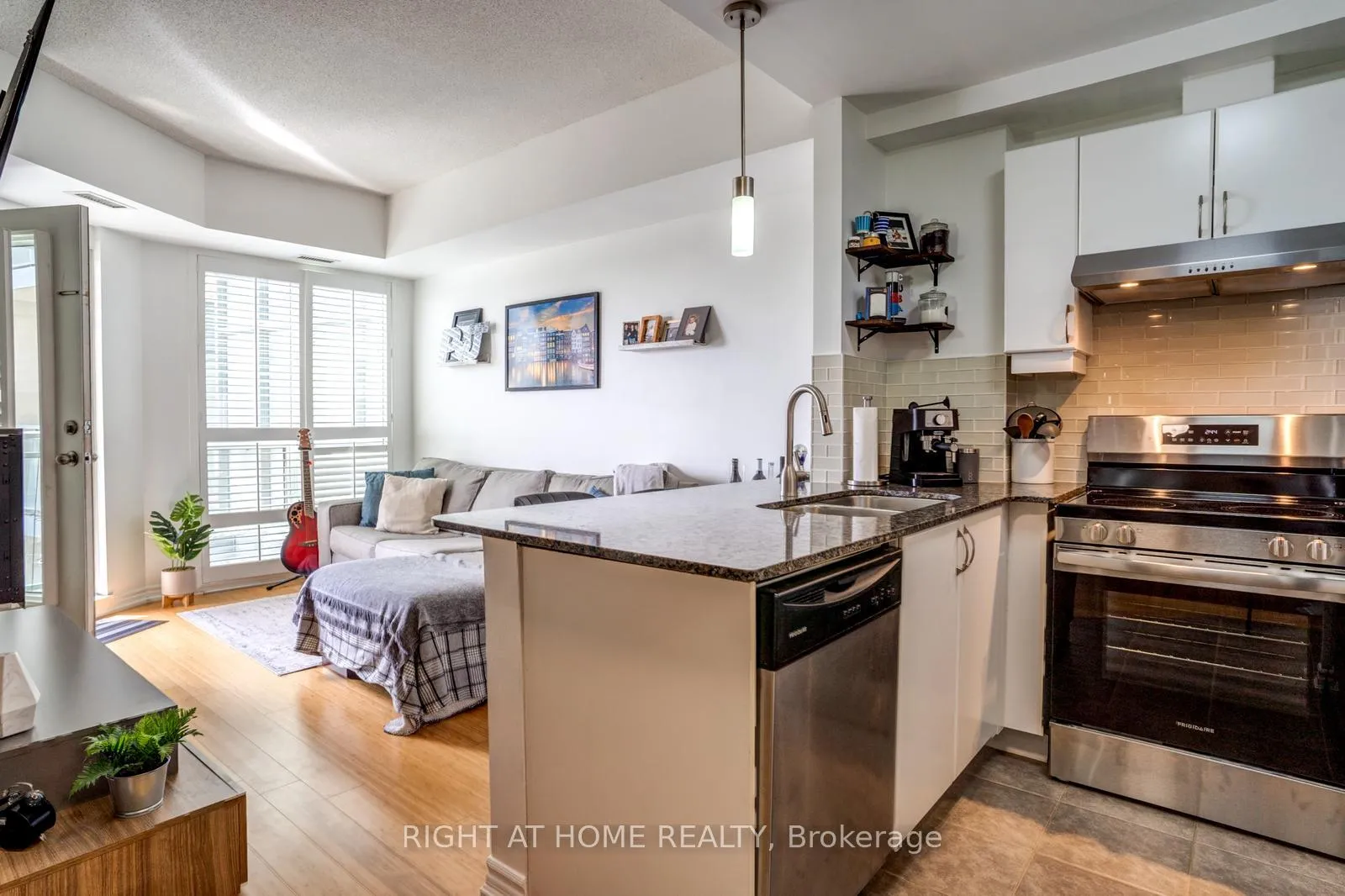 Photo 4 of 7730 Kipling Avenue, Vaughan, West Woodbridge — HOMEH