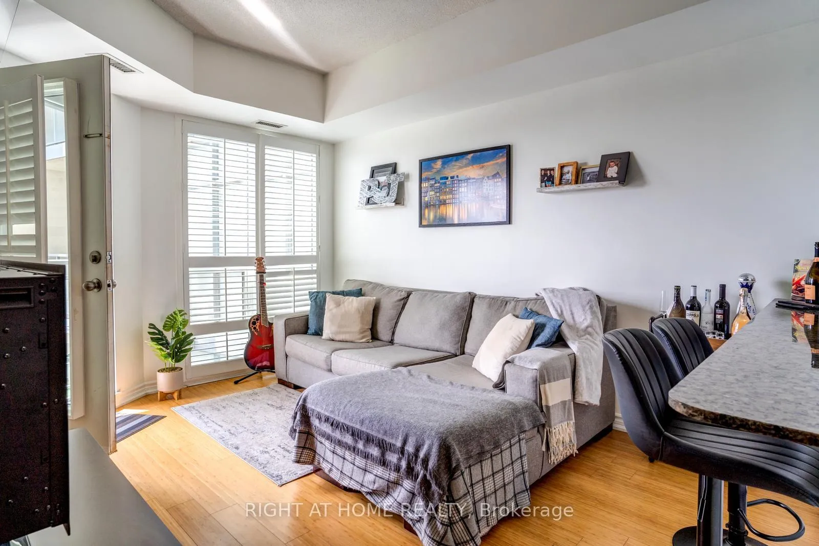 Photo 5 of 7730 Kipling Avenue, Vaughan, West Woodbridge — HOMEH