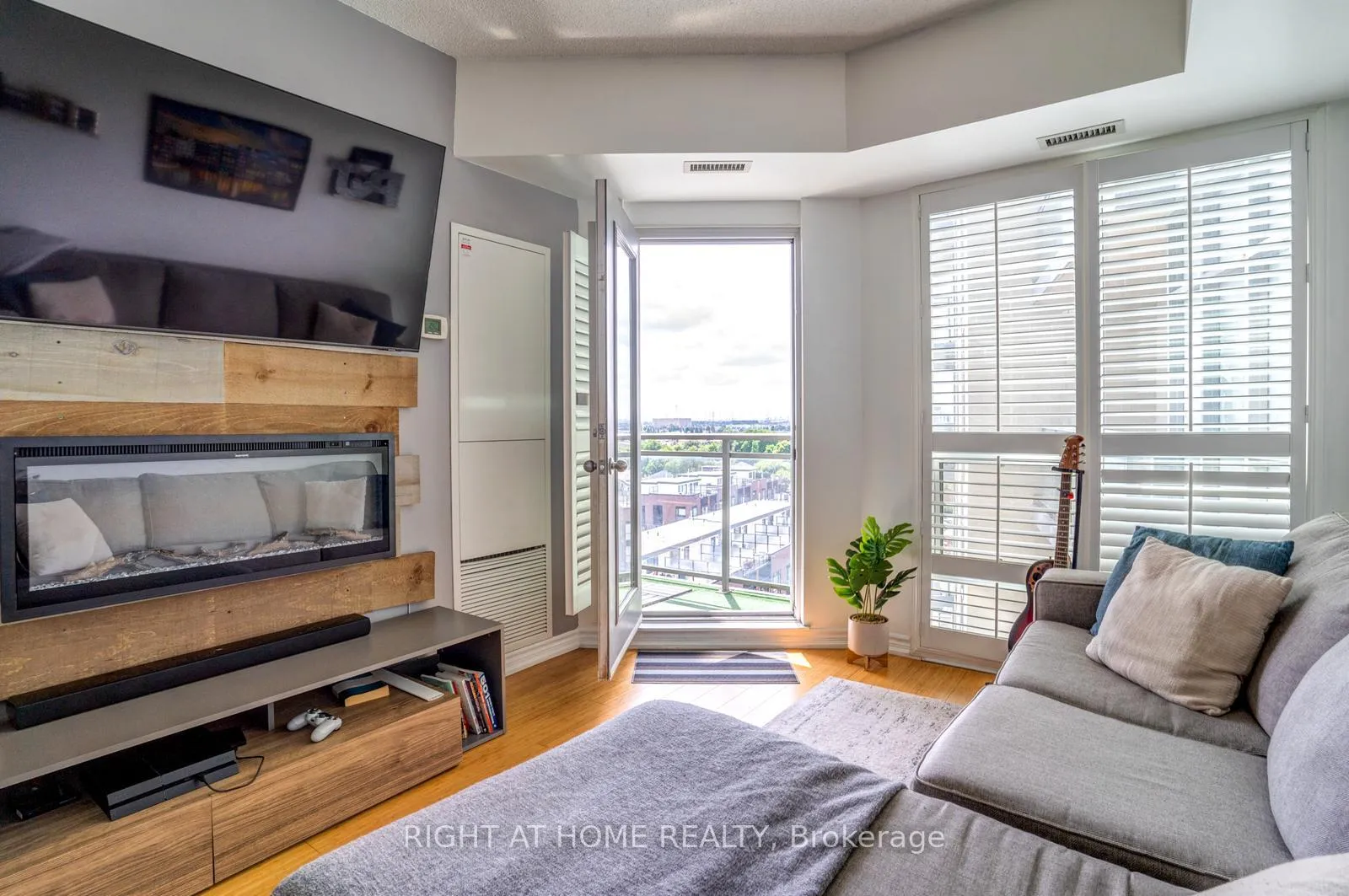 Photo 6 of 7730 Kipling Avenue, Vaughan, West Woodbridge — HOMEH