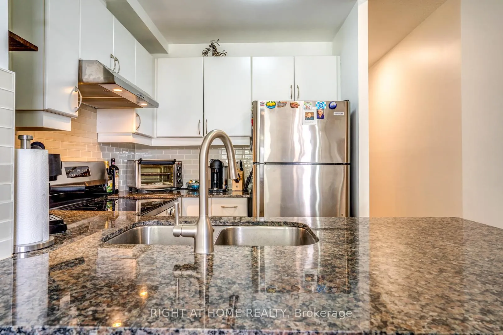 Photo 10 of 7730 Kipling Avenue, Vaughan, West Woodbridge — HOMEH
