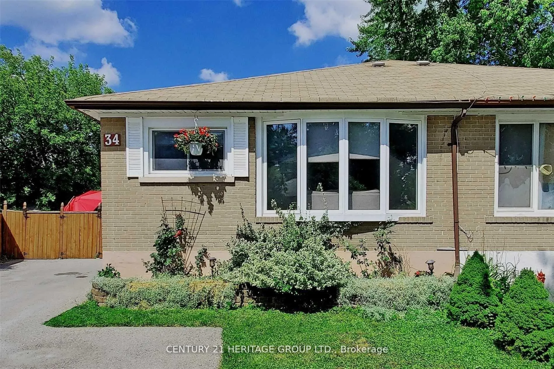 Photo 3 of Unit Main, 34 Kitimat Crescent, Aurora, Aurora Heights — HOMEH