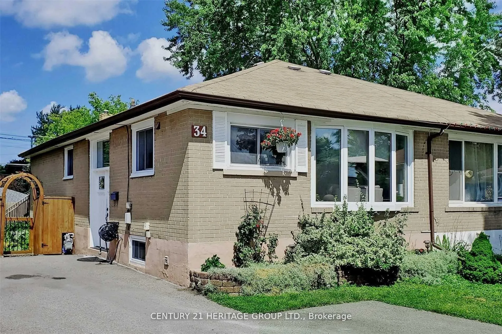Photo 4 of Unit Main, 34 Kitimat Crescent, Aurora, Aurora Heights — HOMEH