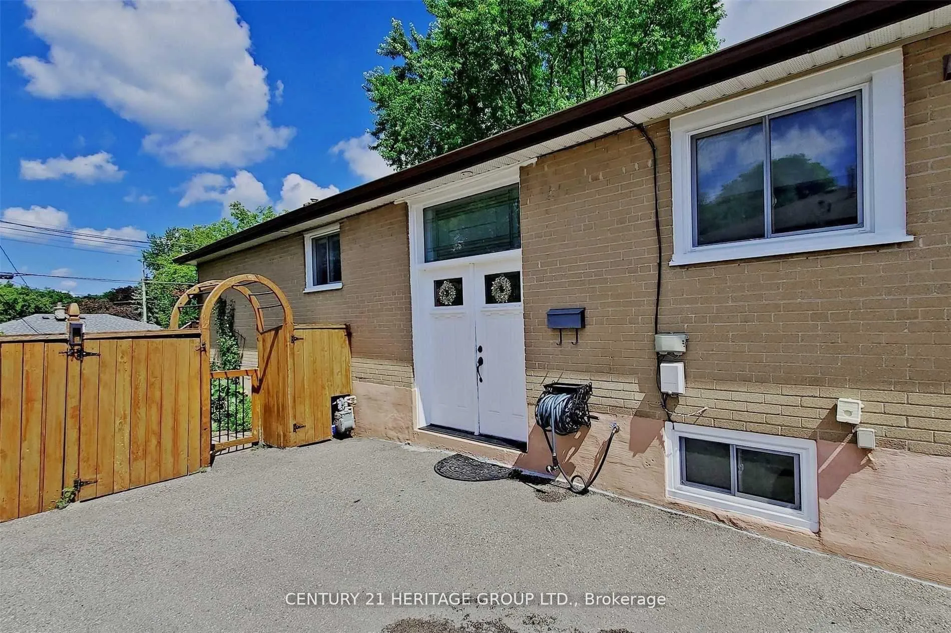Photo 5 of Unit Main, 34 Kitimat Crescent, Aurora, Aurora Heights — HOMEH