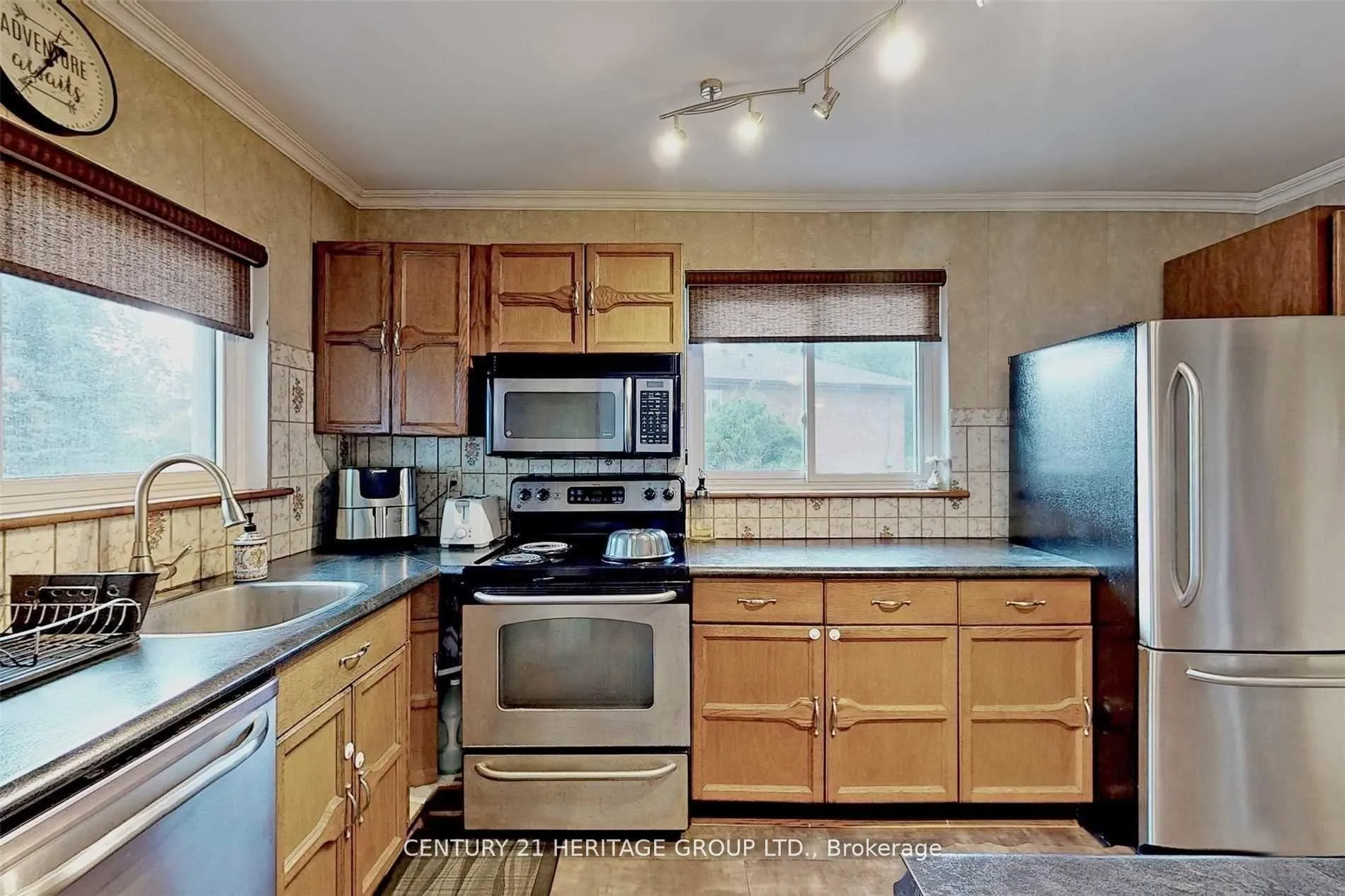 Photo 10 of Unit Main, 34 Kitimat Crescent, Aurora, Aurora Heights — HOMEH
