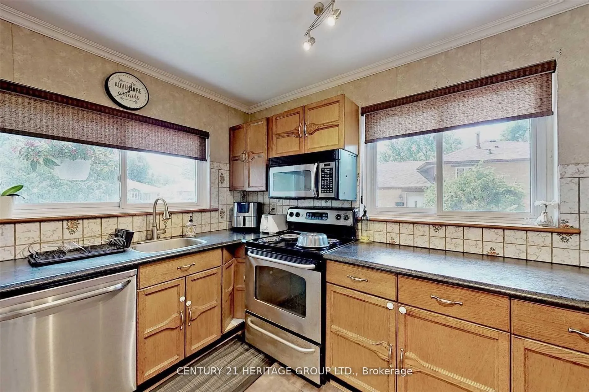 Photo 12 of Unit Main, 34 Kitimat Crescent, Aurora, Aurora Heights — HOMEH