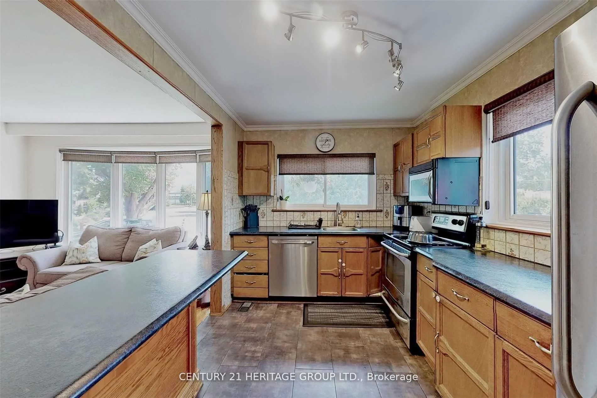 Photo 13 of Unit Main, 34 Kitimat Crescent, Aurora, Aurora Heights — HOMEH