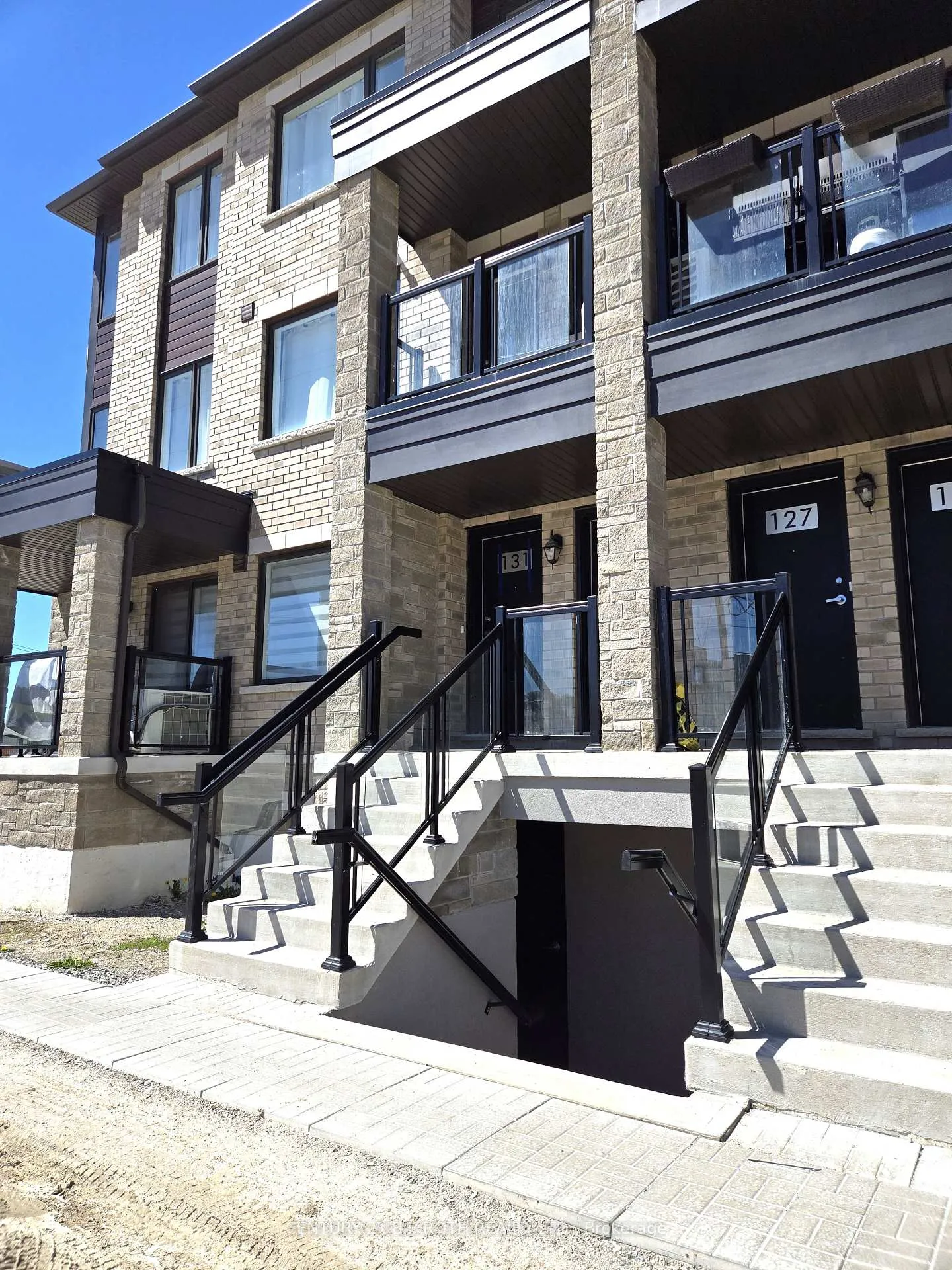Photo 2 of 131 Appletree Lane, Barrie, Innis-Shore — HOMEH