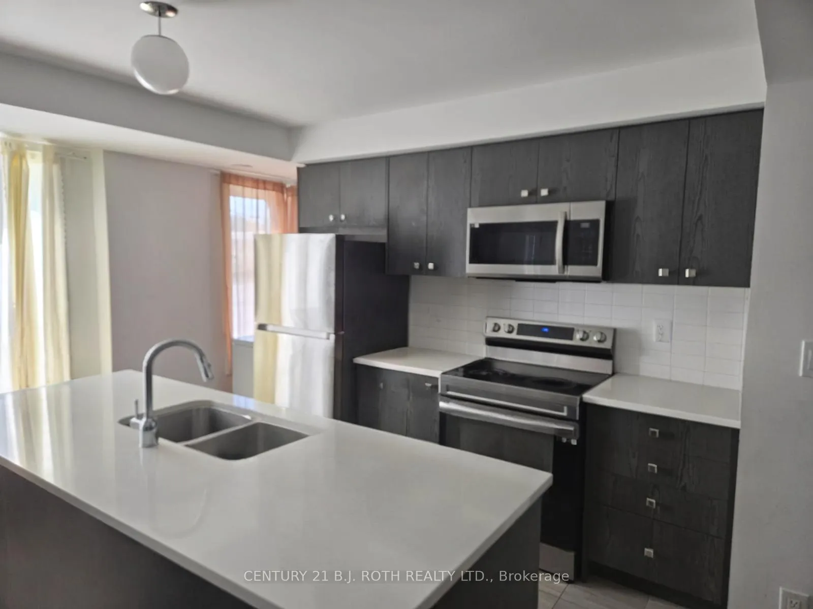 Photo 5 of 131 Appletree Lane, Barrie, Innis-Shore — HOMEH